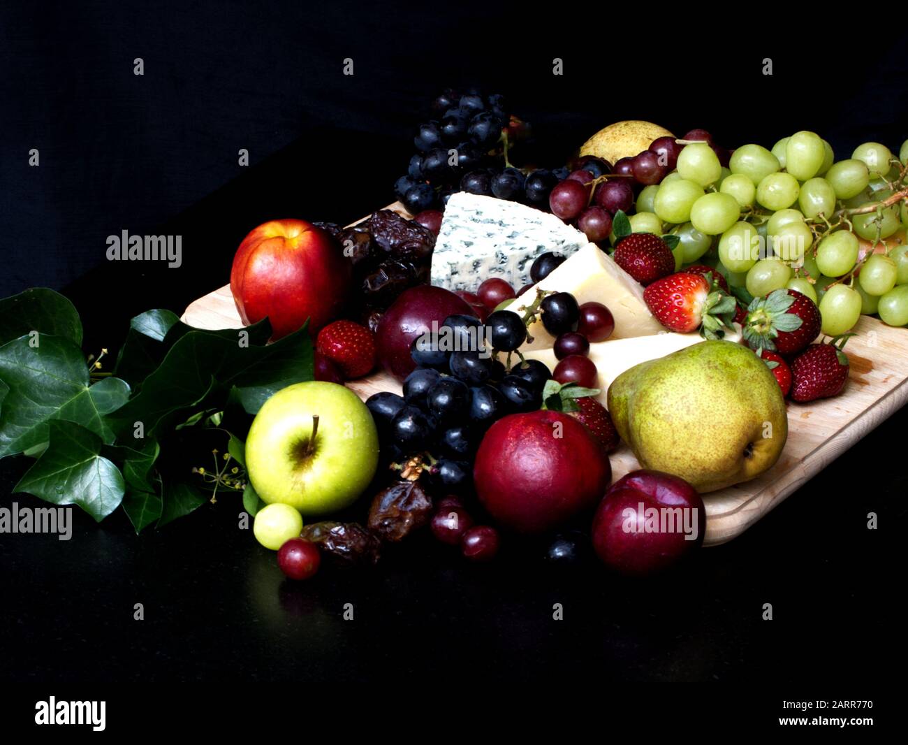 Séries florales, Fruitières, fromages et vins illustrant l'élégance et la décadence de la nourriture, du vin et les riches couleurs de l'abondance des natures. Banque D'Images