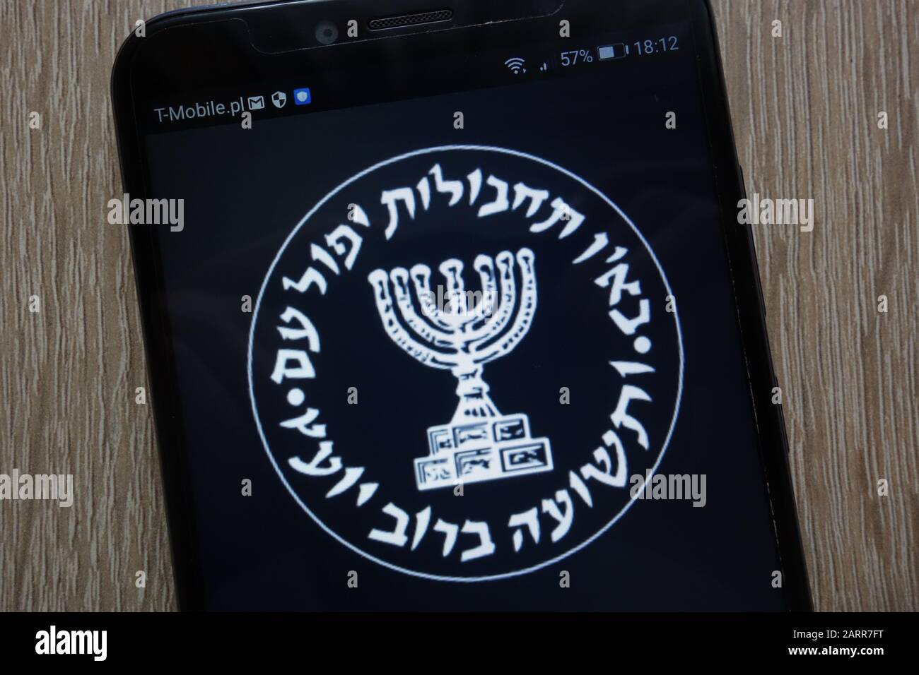 Mossad, le logo du service de renseignement secret israélien affiché sur un smartphone moderne Banque D'Images