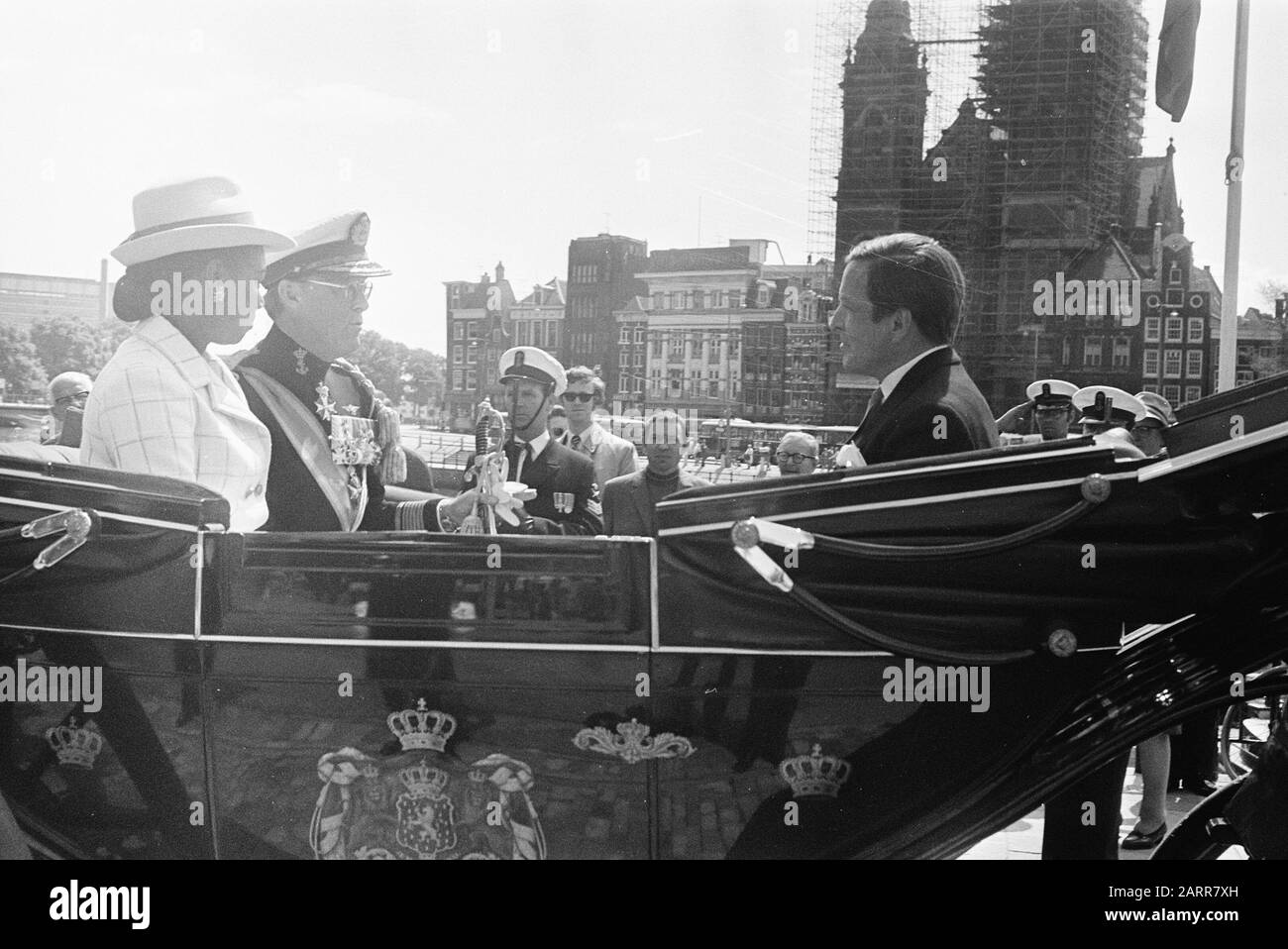 Visite d'État du Président Félix Houphouët-Boigny de Côte d'Ivoire aux Pays-Bas visite de la gare centrale au Palais du Dam: Calèche avec le Prince Bernhard, Mme Houphouët-Boigny et Date: 2 juin 1970 lieu: Amsterdam, Noord-Holland mots clés: Calèches, visites, visites d'État Nom personnel: Bernhard (prince Pays-Bas) Nom de l'institution: Palais sur le Dam Banque D'Images