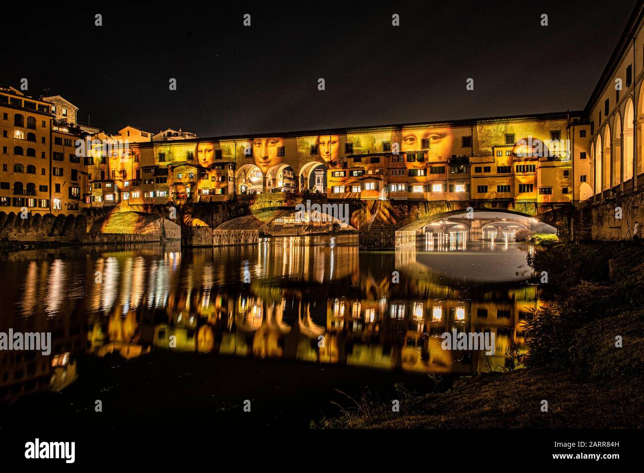 Ponte Vecchio, Florence, Toscane, Italie. Festival Lumière De Firenze. Mona Lisa de Léonard de Vinci avec les lumières projetées sur le Ponte Vecchio. Banque D'Images