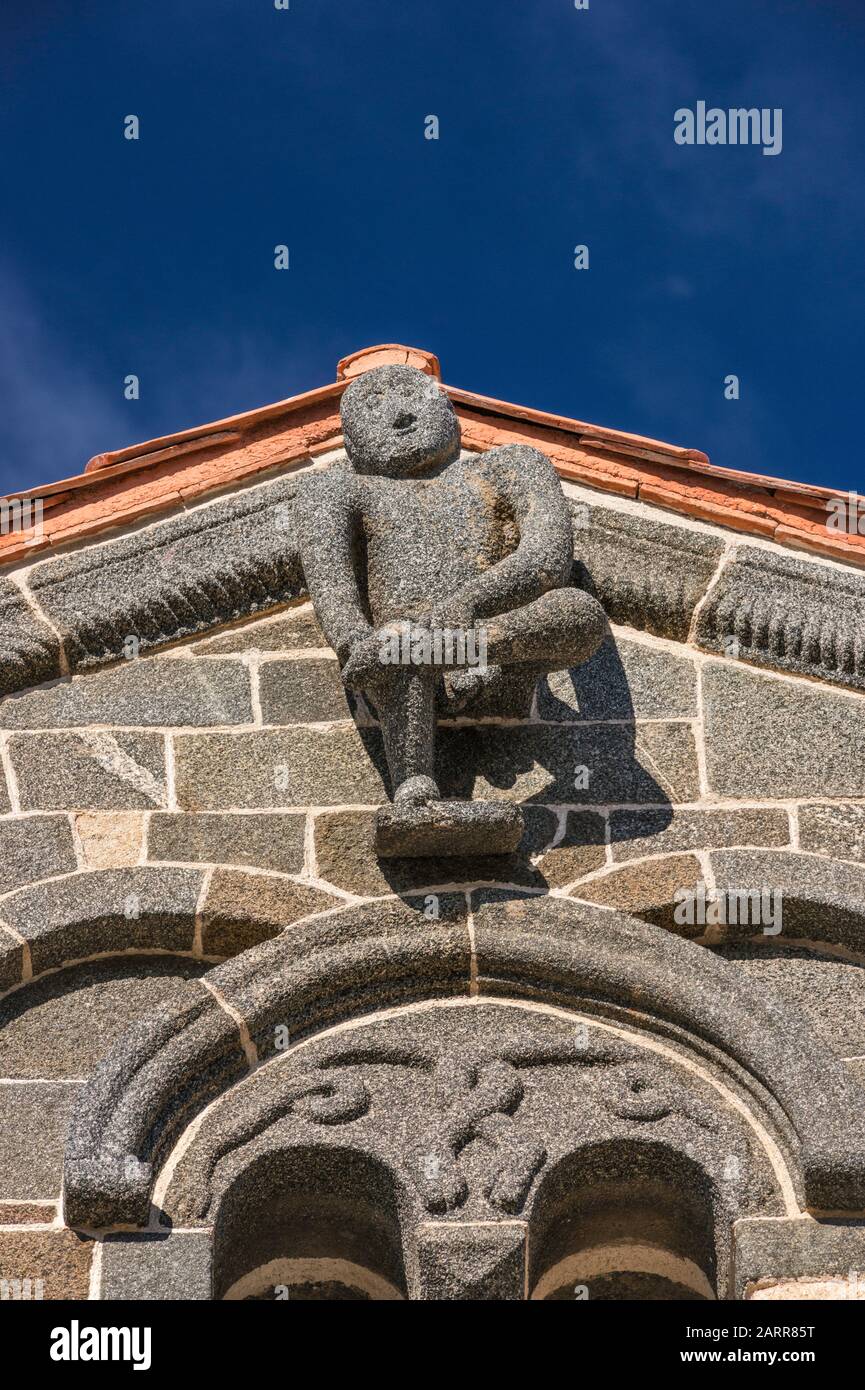Homme enlevant une épine de son pied, sculpture à l'Eglise de la Trinite (église de la Trinité), 11ème siècle, style roman-pisan, à Aregno, Corse Banque D'Images