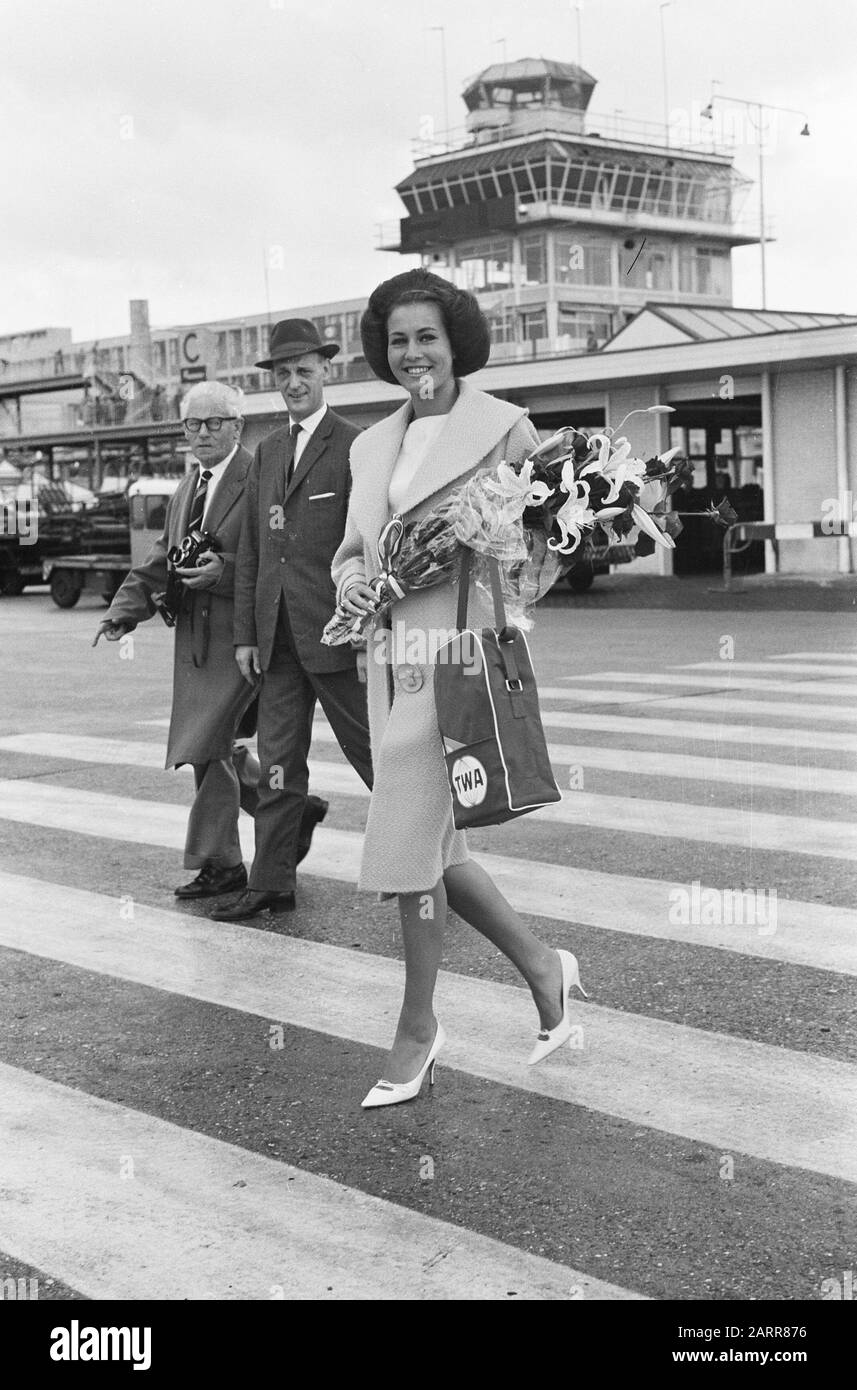 Rina Lodders (Mlle Holland Benelux) au départ de Schiphol Date: 7 août 1962 lieu: Noord-Holland, Schiphol mots clés: Miss, laisser Nom personnel: Lodders, Rina Banque D'Images