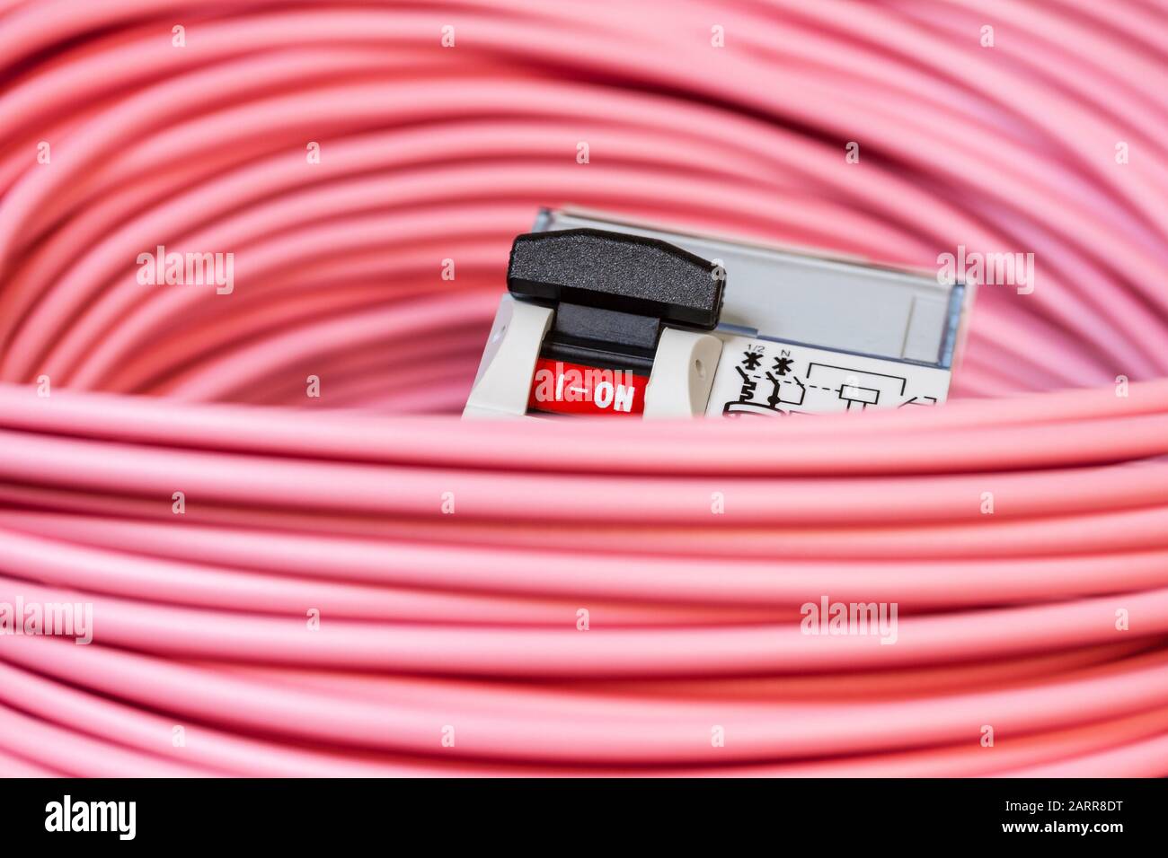 fil électrique rose avec interrupteur Banque D'Images