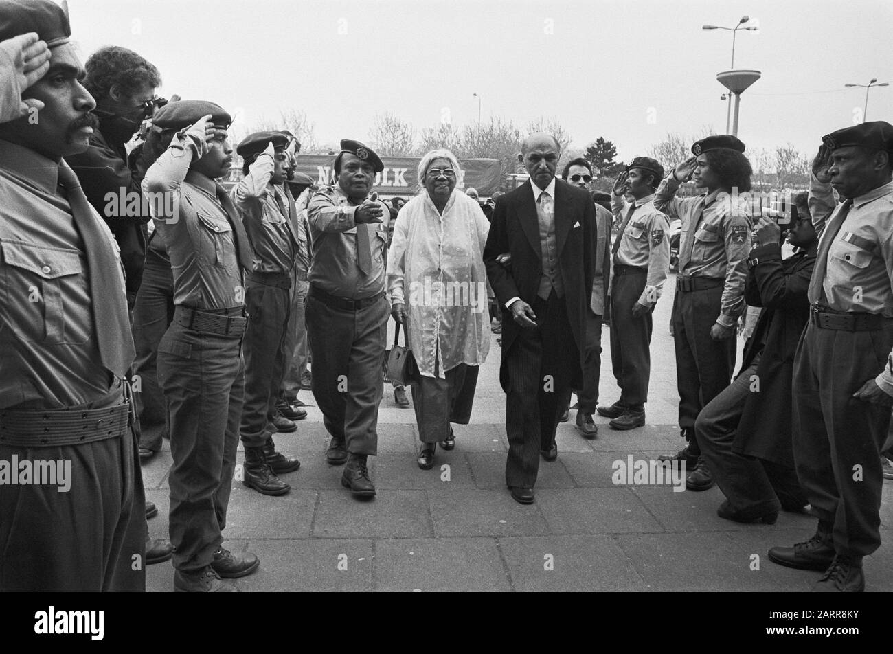 Les Moluccans du Sud commémorent leur proclamation d'indépendance du 25 avril 1950 SGR contremaître ir. Manusama marche avec sa femme le long de la garde d'honneur, formée par le Service de l'ordre RMS Date: 25 avril 1977 lieu: La Haye, Zuid-Holland mots clés: Commémorations, événements Nom personnel: Manusama, Johan Banque D'Images