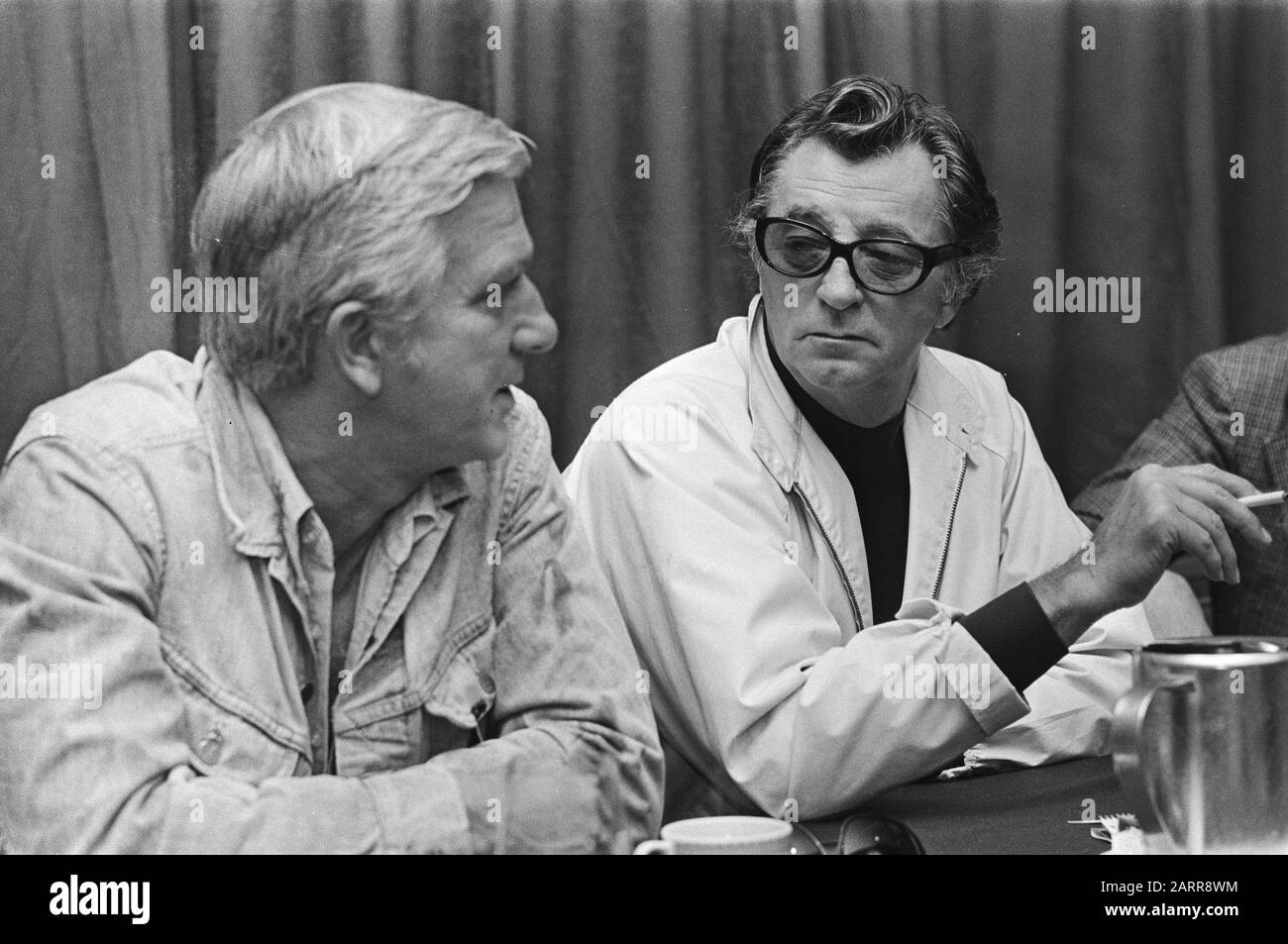 Robert Mitchum (à droite) et Leslie Nielsen Conférence de presse à Amsterdam Hilton à propos du film The Amsterdam Kill Annotation: Le film de titre de travail a été La mort Soudaine Date: 1 octobre 1976 lieu: Amsterdam, Noord-Holland mots clés: Acteurs, films, stars du cinéma, conférences de presse Nom personnel: Mitchum Robert, Nielsen Leslie Banque D'Images