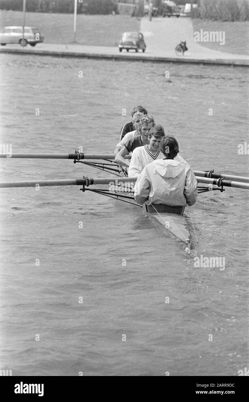 Concours d'aviron Amsterdam Bos, quatre avec un timonier de Skadi (Rotterdam) trains Date: 25 juin 1971 lieu: Amsterdam, Noord-Holland mots clés: Aviron, RECKS Banque D'Images