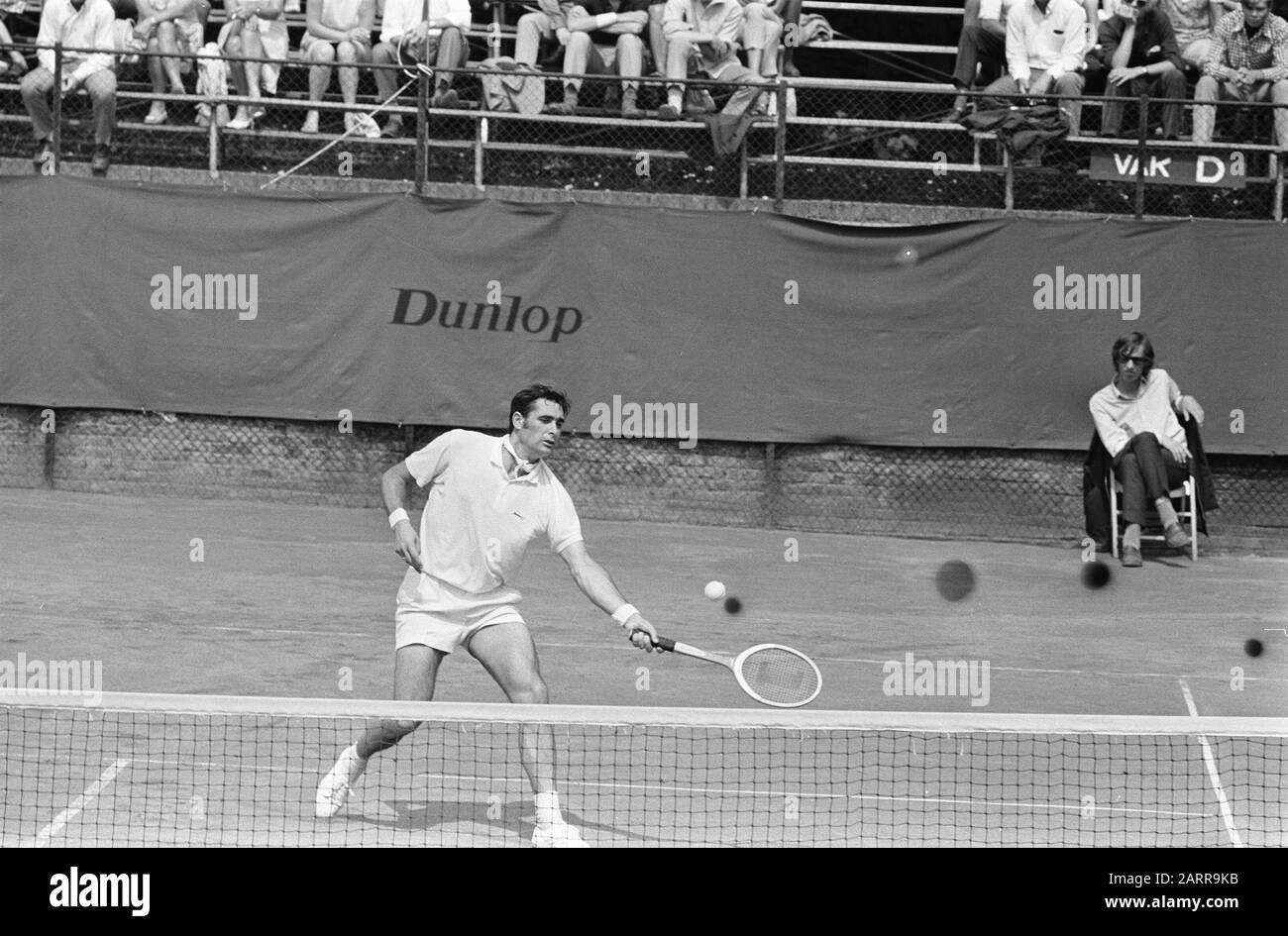 Open Dutch tennis Championships 1969 à Hilversum Roger Taylor (Angleterre) en action Date: 1 août 1969 lieu: Hilversum, Noord-Holland mots clés: Sport, tennis, compétitions Nom personnel: Taylor, Roger Banque D'Images