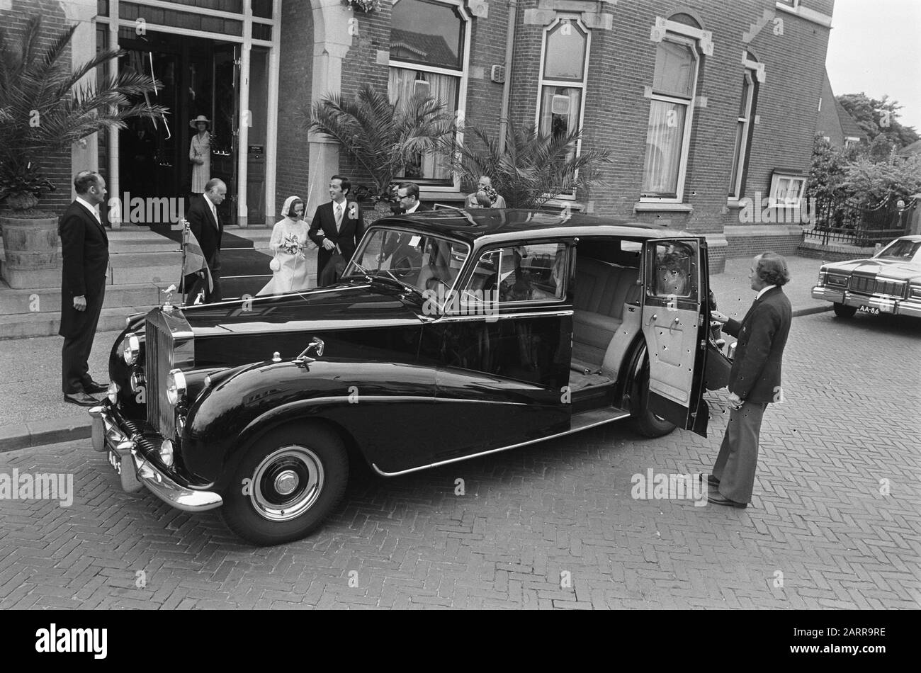 Mariage Princess Christina et Jorge Guillermo; la conclusion du mariage civil dans la mairie de Baarn Rolls-Royce est prête pour la princesse Christina et Jorge Guillermo à l'Hôtel de Ville Date: 28 juin 1975 lieu: Baarn, Utrecht (Prov.) mots clés: Voitures, mariages, princesses, mairie Nom personnel: Christina, princesse, Guillermo, Jorge Banque D'Images