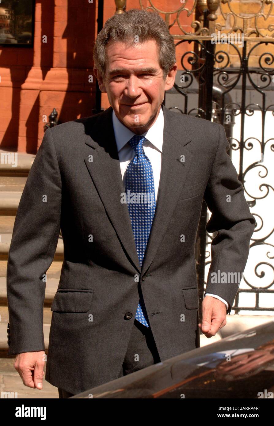 Lord Browne de Madingley quitte sa maison à Chelsea après sa démission en tant que directeur général de BP en mai 2007 après qu'il a émergé qu'il avait menti à la Haute Cour au sujet d'une relation gay de quatre ans. Banque D'Images