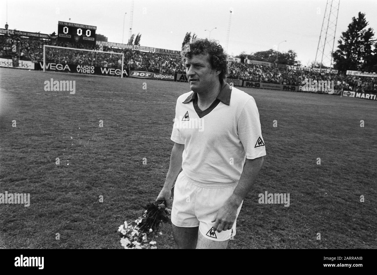 Football Haarlem contre Ajax 1-3; 8, 9, 10: Wim Jansen avec des fleurs liées au dernier match pour Ajax Date: 22 mai 1982 lieu: Haarlem mots clés: Sport, football Nom De La Personne: Jansen, Wim Banque D'Images