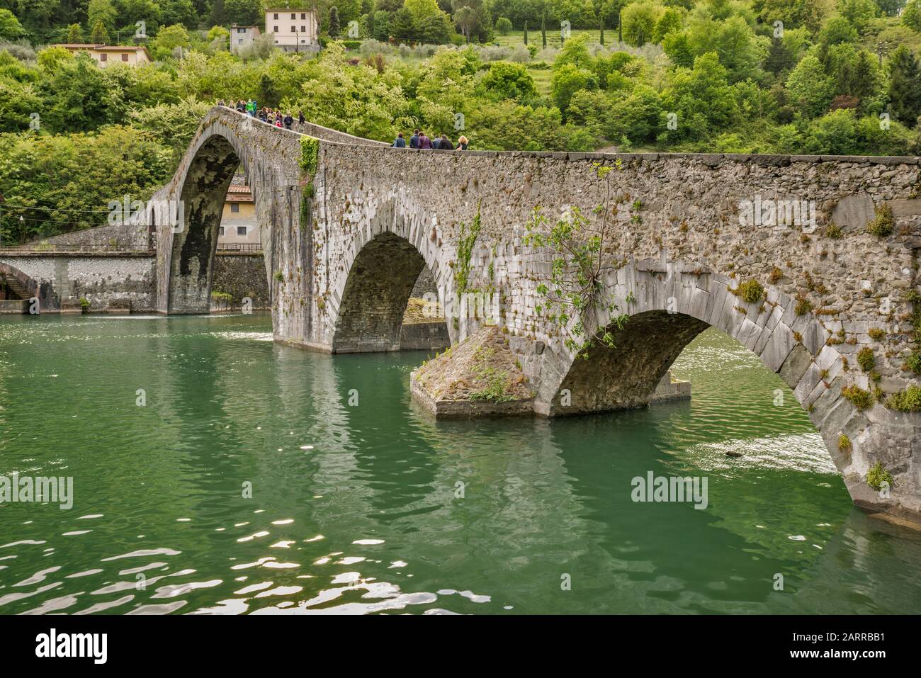 Ponte della Maddalena, Pont du diable, XIe siècle, pont médiéval traversant la rivière Serchio près de la ville de Borgo A Mozzano, Toscane, Italie Banque D'Images