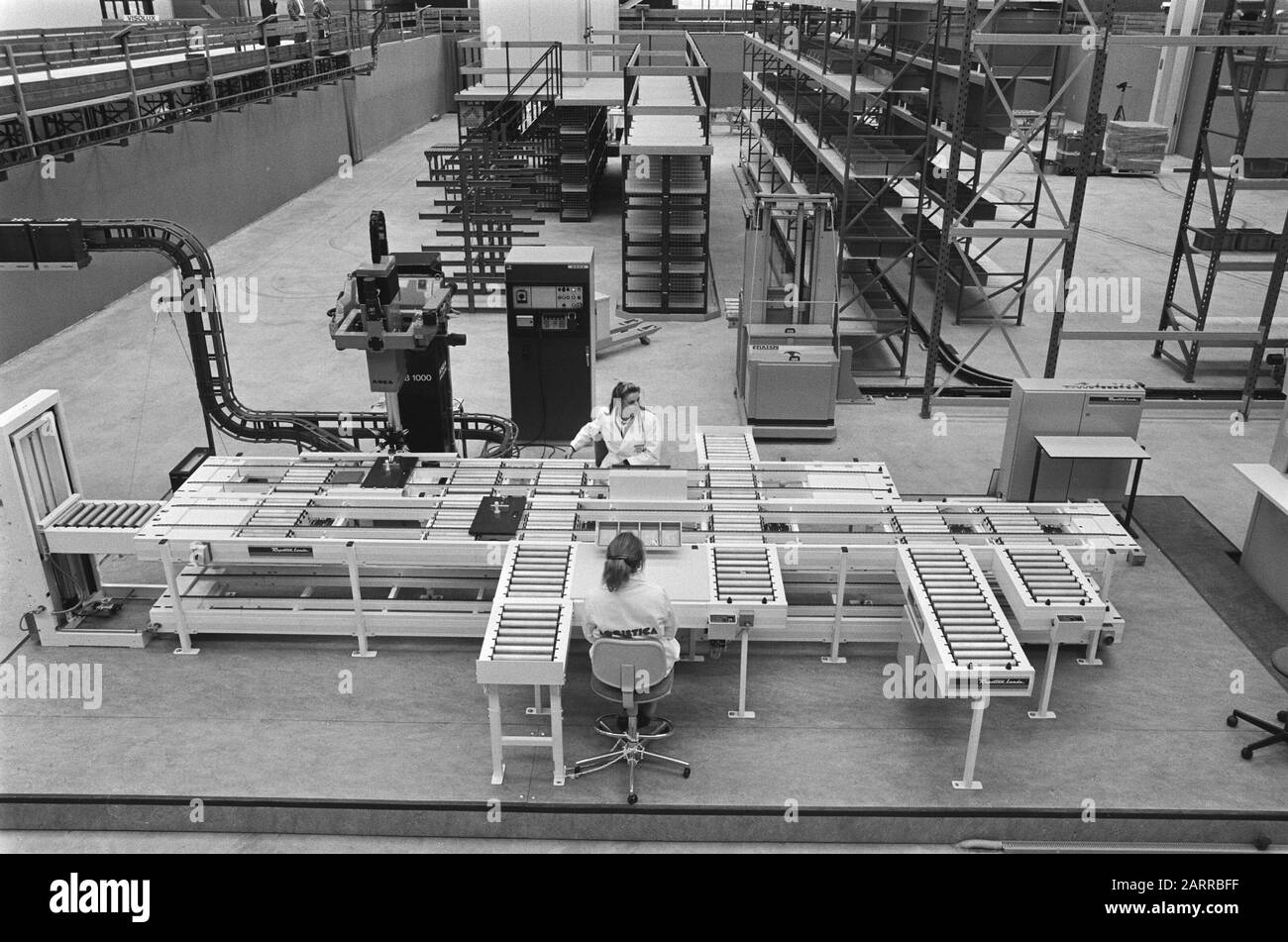 Van Aardenne ouvre le contrôle du flux des marchandises de la foire commerciale Logistica'85; traitement automatisé des marchandises Date: 25 novembre 1985 mots clés: FACKAGES, ouvertures Nom personnel: Aardenne, Gijs van Banque D'Images