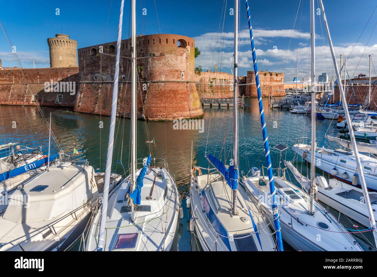 Voiliers au port, bastions de Fortezza Vecchia (vieille forteresse), fort médiéval à Livourne, Toscane, Italie Banque D'Images