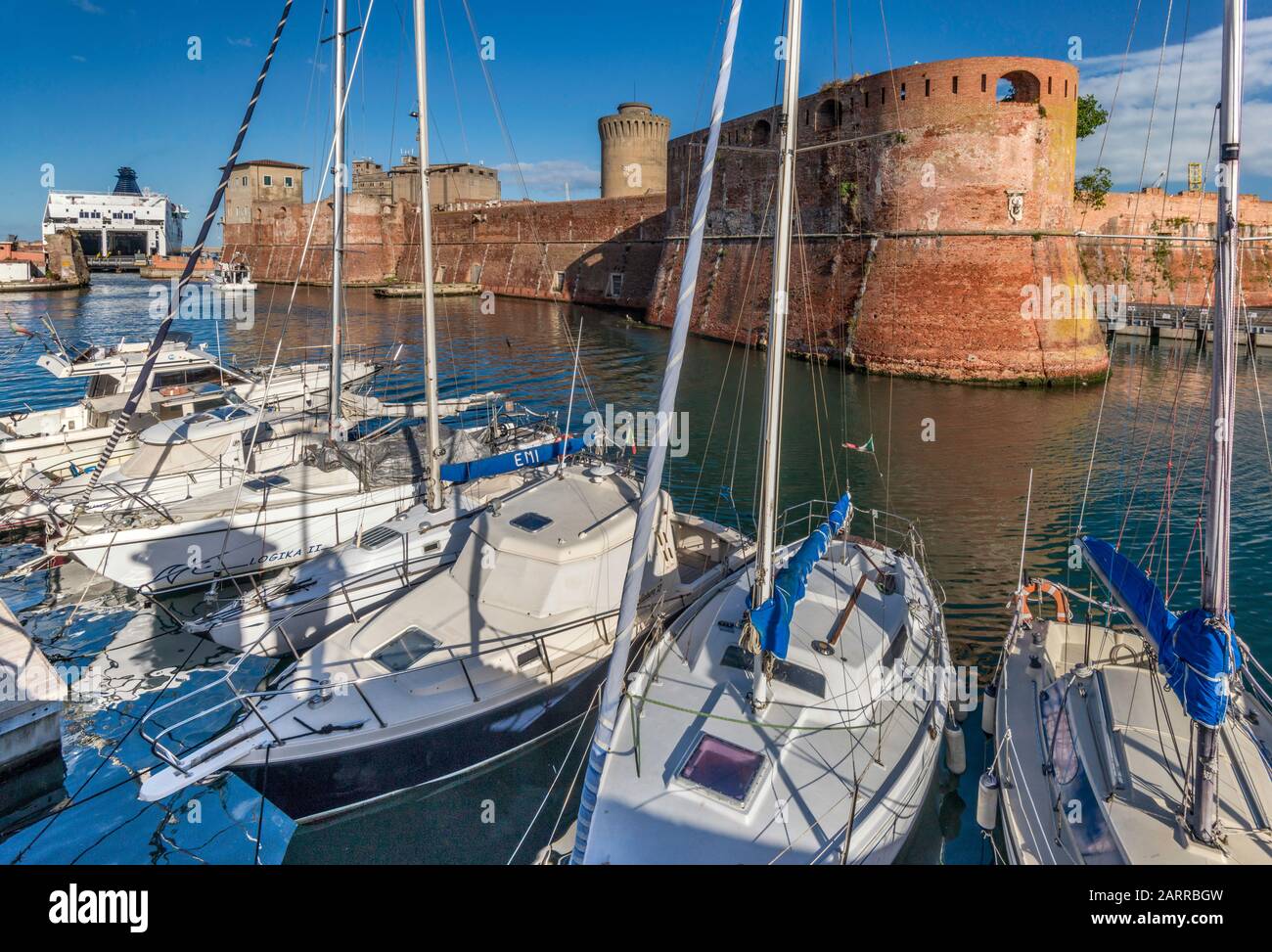 Voiliers au port, car ferry à distance, bastions de Fortezza Vecchia (vieille forteresse), fort médiéval à Livourne, Toscane, Italie Banque D'Images