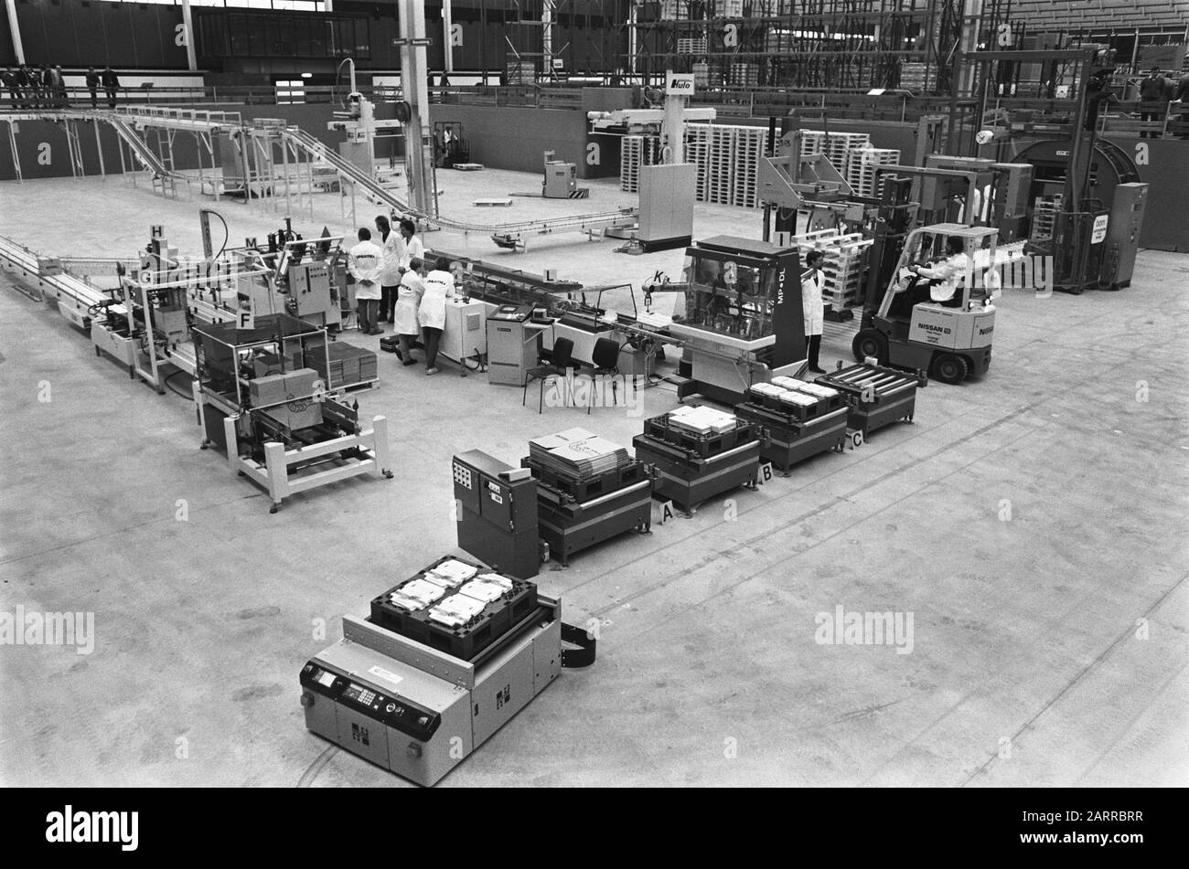Van Aardenne ouvre le contrôle du flux des marchandises de la foire commerciale Logistica'85; traitement automatisé des marchandises Date: 25 novembre 1985 mots clés: FACKAGES, ouvertures Nom personnel: Aardenne, Gijs van Banque D'Images