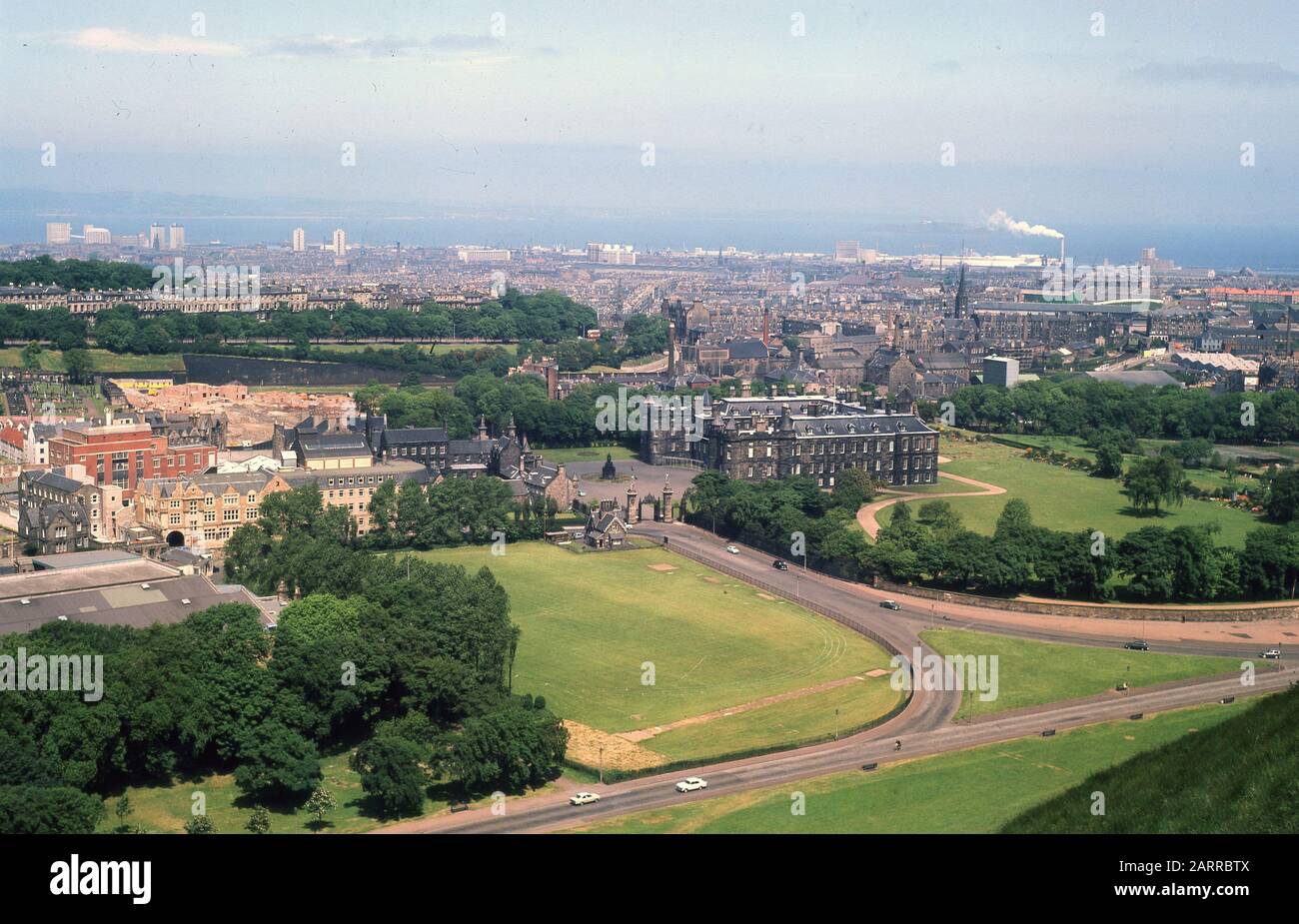 Années 60, vue historique et aérienne sur Holyroodhouse, la résidence officielle de la Reine, Édimbourg, Écosse, Royaume-Uni et les environs. Le palais de Holyroodhouse se trouve au bout Du Royal Mile d'Édimbourg et abrite l'histoire royale écossaise. Banque D'Images