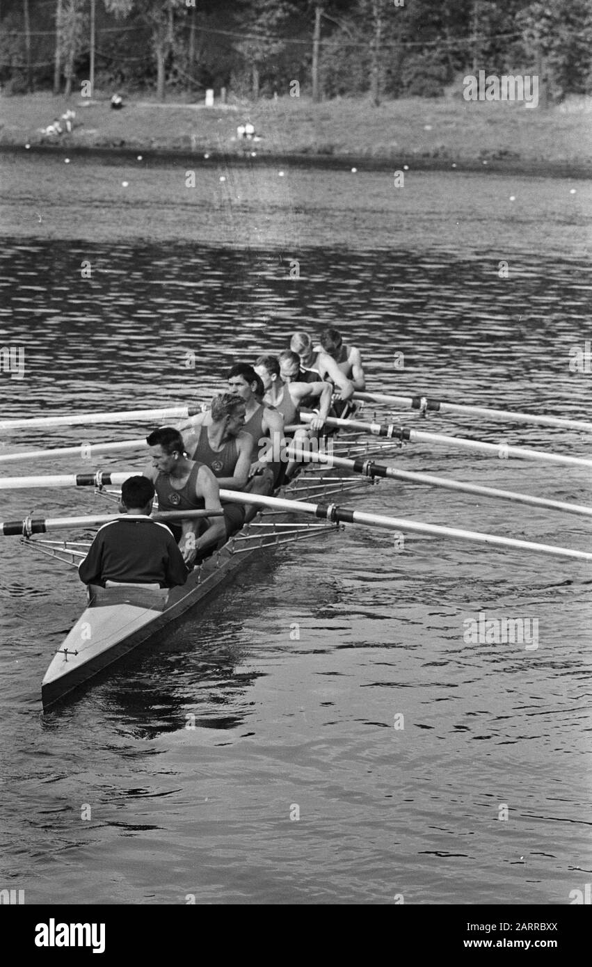 Rameurs tout en pratiquant leur sport Russe huit avec mate Date: 16 Novembre 1965 mots clés: Aviron bateaux, aviron, sports nautiques Banque D'Images