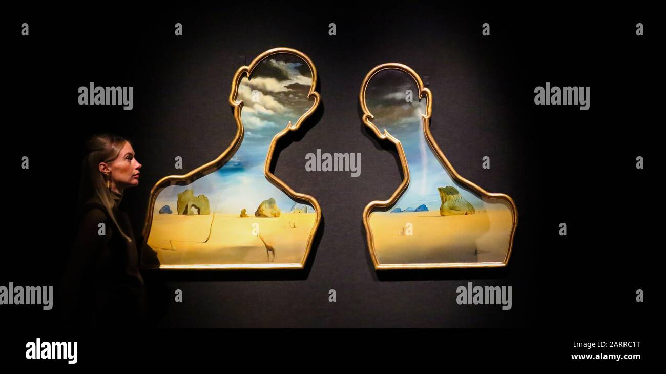 Bonhams, New Bond Street, Londres, Royaume-Uni 29 Jan 2020: - un membre du personnel voit Salvador Dal’, Couple aux ttes de plis nuages (1937) (est £7 à £10 m) à l'aperçu de Bonhams Impressionist et Modern Art Sale. Dal’ a créé Un Couple aux ttes de plis nuages (1937) alors qu’à Cadaqus pendant la guerre civile espagnole C au plus fort de sa période surréaliste (1929-1939). Les motifs surréalistes emblématiques interagissent avec la scène C rochers dispersés, un arbre défiguré, des figures humaines indistinctes, une girafe au feu et des nuages qui traversent les têtes des panneaux, ajoutent aux sous-courants de Freudien souvent incarnés dans Dal’ Banque D'Images