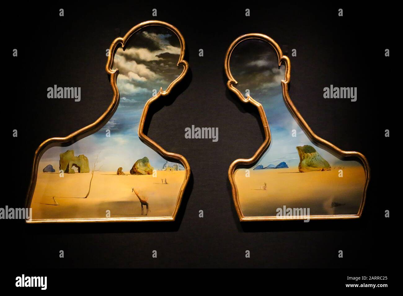 Bonhams, New Bond Street, Londres, Royaume-Uni 29 Jan 2020: - Salvador Dal’, Couple aux ttes de plis nuages (1937) (est de £7 m à £10 m) à l'aperçu de Bonhams Impressionist et Modern Art Sale. Dal’ a créé Un Couple aux ttes de plis nuages (1937) alors qu’à Cadaqus pendant la guerre civile espagnole C au plus fort de sa période surréaliste (1929-1939). Les motifs surréalistes emblématiques interagissent avec la scène C rochers dispersés, un arbre défiguré, des figures humaines indistinctes, une girafe sur le feu, et des nuages qui se découpent sur les têtes des panneaux, ajoutent aux sous-courants de Freudian souvent incarnés dans Dal’Õs key sur Banque D'Images