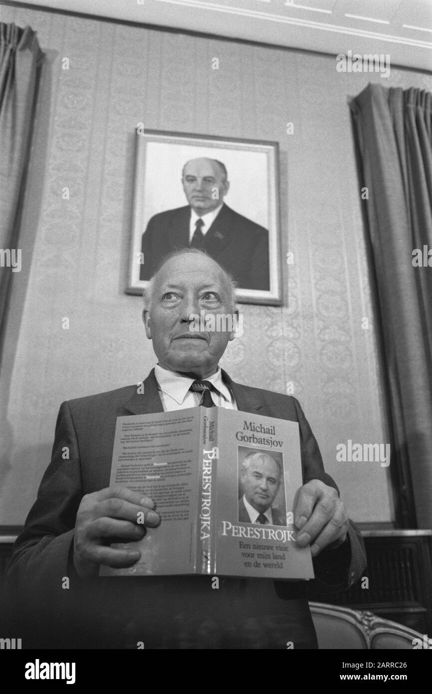 L'ambassadeur de Russie Blatov avec le livre Perestroïka de Gorbatchev Date : 2 novembre 1987 mots clés : Ambassadeurs, livres Nom personnel : Blatov, Gorbatchev Banque D'Images