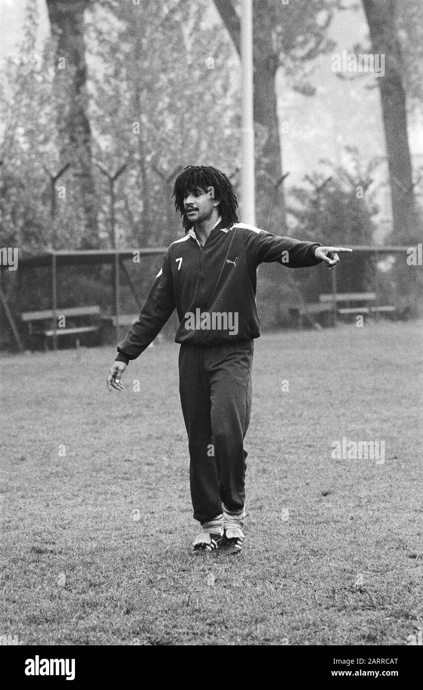Ruud Gullit trains Date: 14 mai 1985 mots clés: Sport, footballeurs Nom  personnel: Gullit, Ruud Photo Stock - Alamy
