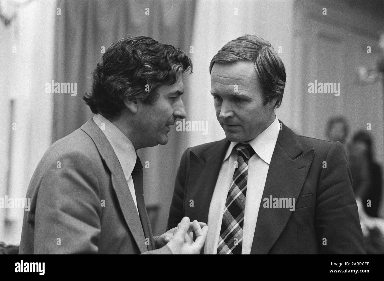 Deuxième chambre: Première réunion après la pause estivale Ruud Lubbers, CDA (l) en Terlouw, d'66 Annotation: Bande marginale négative: NR. 5, 6: Lubbers (l) et Terlouw, nr. 7, 8: Switch (l) et Den Uyl, Date: 28 août 1979 lieu: La Haye, Zuid-Holland mots clés: Portraits de groupe, parlementaires Nom personnel: Lubbers, Ruud, Terlouw, Jan Banque D'Images