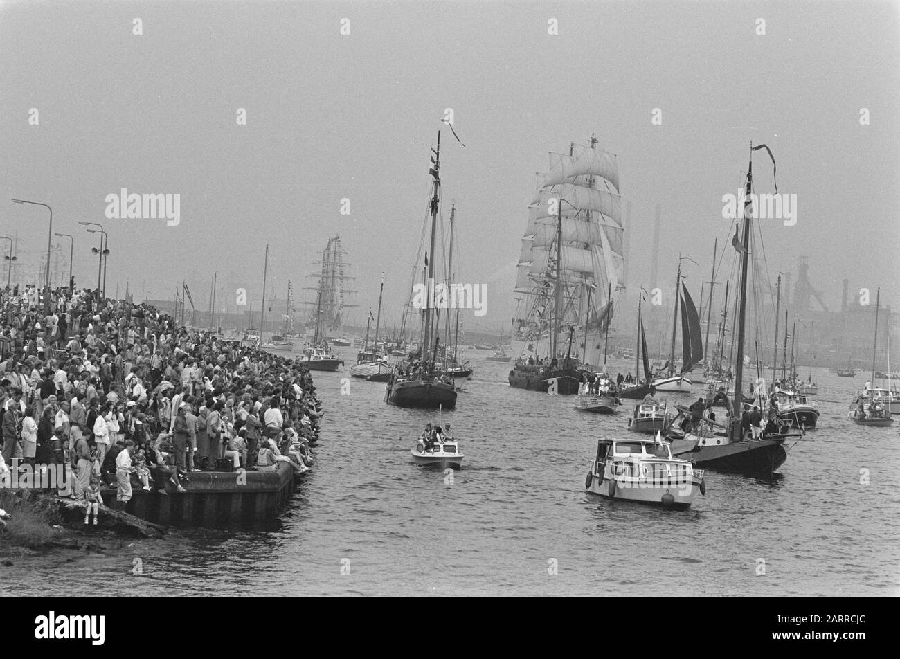 Sail'85; beaucoup d'audience sur les rives du canal de la mer du Nord au fur et à mesure que la flotte passe Date: 1 août 1985 lieu: Canal de la mer du Nord Nom de l'institution: Sail Banque D'Images