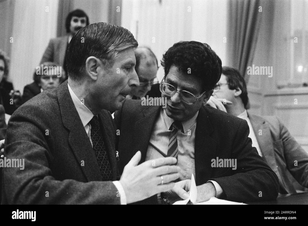 Déclaration du ministre Van den Broek à la Chambre Des Représentants sur les meurtres de décembre au Suriname; Van Agt (l) et Van Thijn Date : 14 décembre 1982 lieu : la Haye, Zuid-Holland mots clés : parlementaires, meurtres politiques, déclarations du gouvernement Nom personnel : AGT, Dries van, Thijn, Ed van Banque D'Images