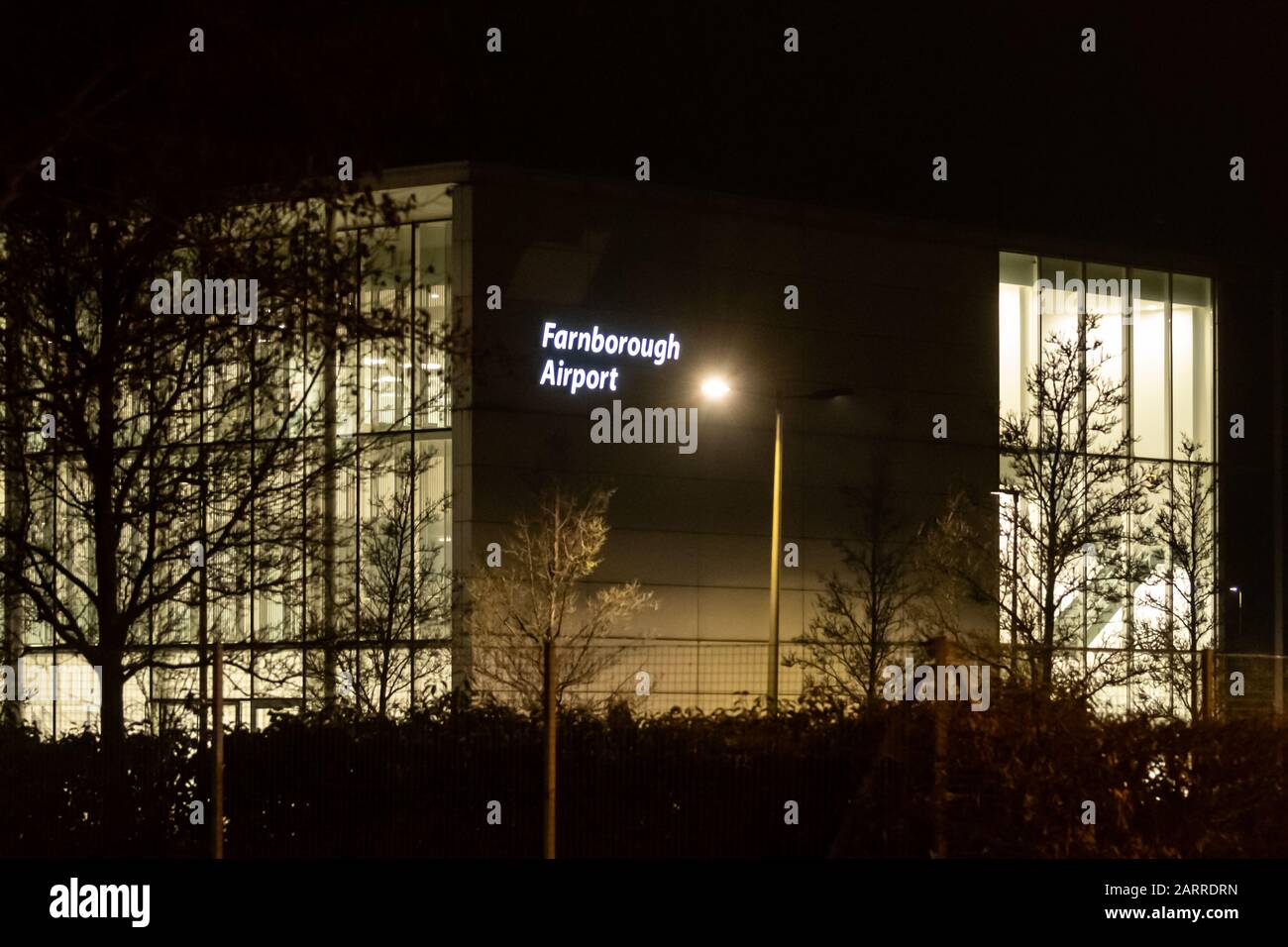 Bâtiment de l'aéroport de Farnborough éclairé la nuit, Farnborough, Hampshire, Royaume-Uni Banque D'Images