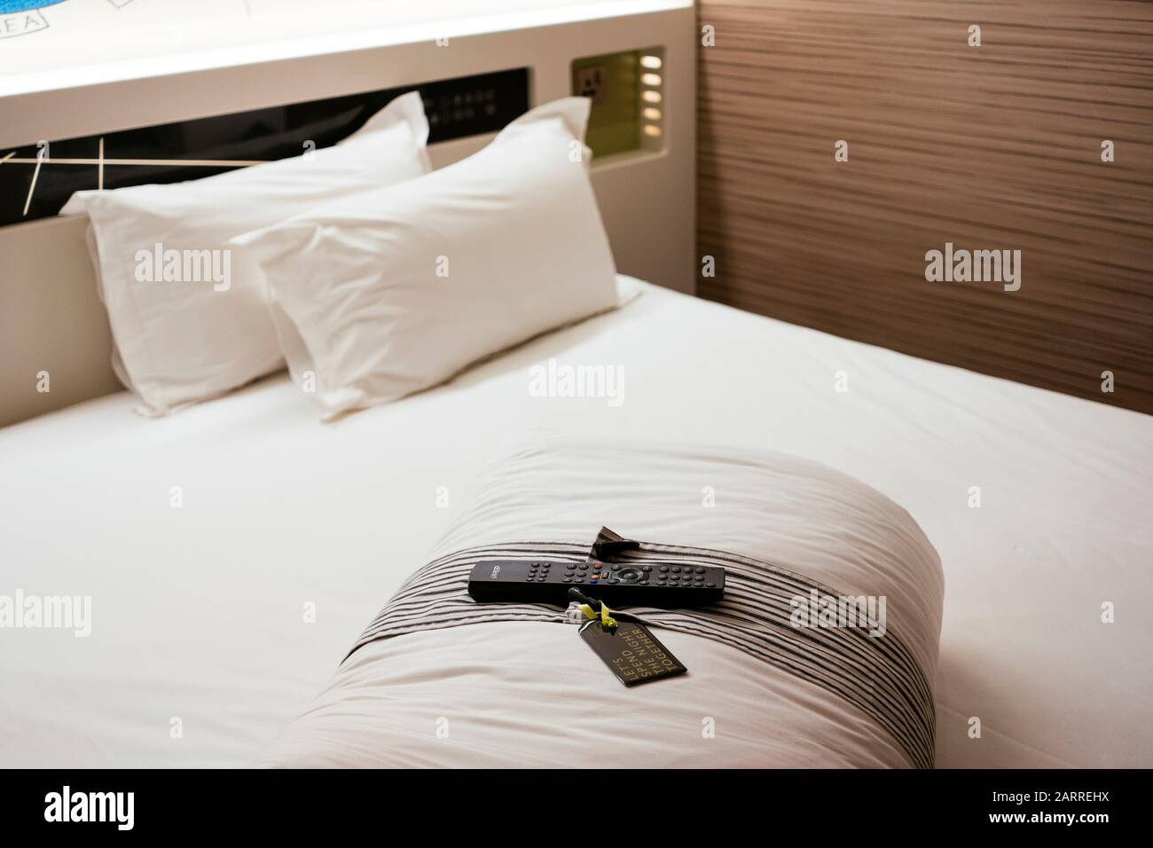 Une télécommande et une couette sur un lit dans un hub de l'hôtel Premier Inn à Westminster, Londres Banque D'Images
