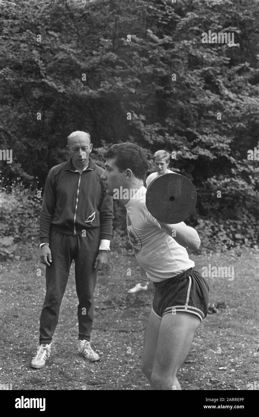 L'équipe de patinage commence la formation sur LES DSI, Kees Verkerk avec des poids Date : 20 mai 1967 mots clés : équipes de patinage Nom du personnage : DSI, Verkerk, Kees Banque D'Images