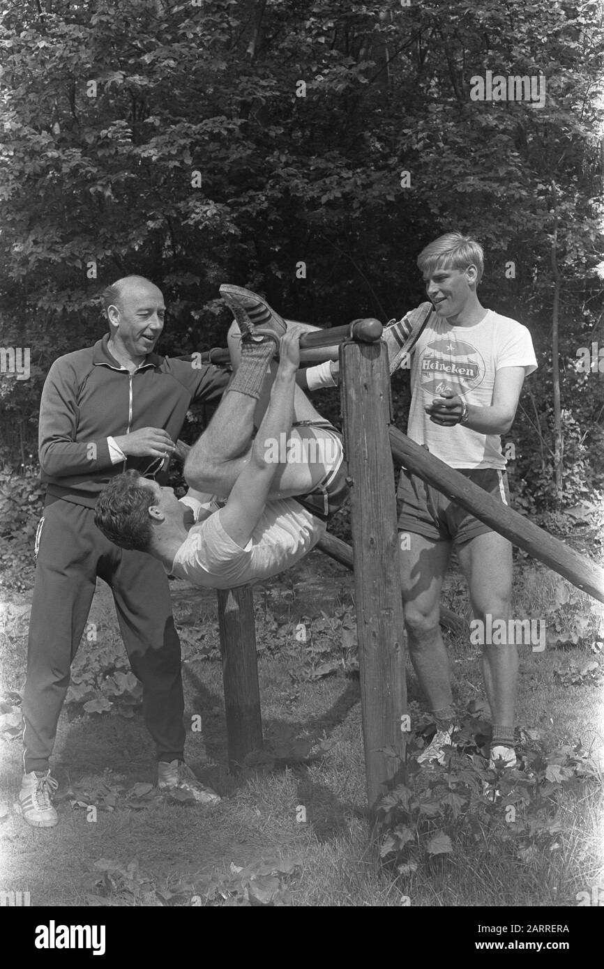 L'équipe de patinage commence la formation sur LES DSI, Kees Verkerk au bar, Holleboom, entraîneur droit et gauche Date : 20 mai 1967 mots clés : équipes de patinage, nom De La Personne de formation : CIO, Holleboom , Verkerk, Kees Banque D'Images