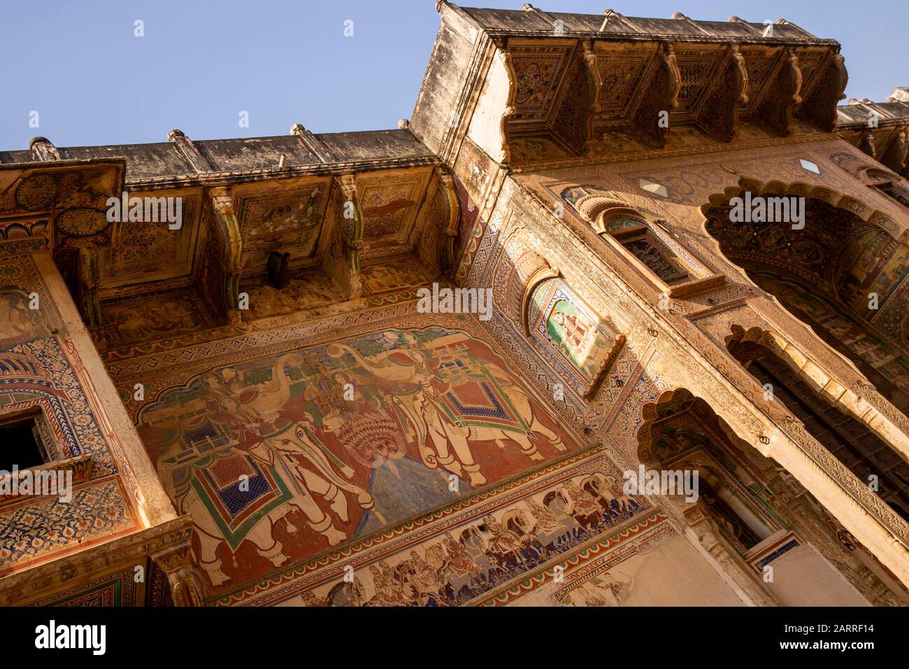 Inde, Rajasthan, Shekhawati, Nawalgarh, Murarka (Uattara) Haveli (Musée Kamal Morarka Haveli), mur peint et porte Banque D'Images