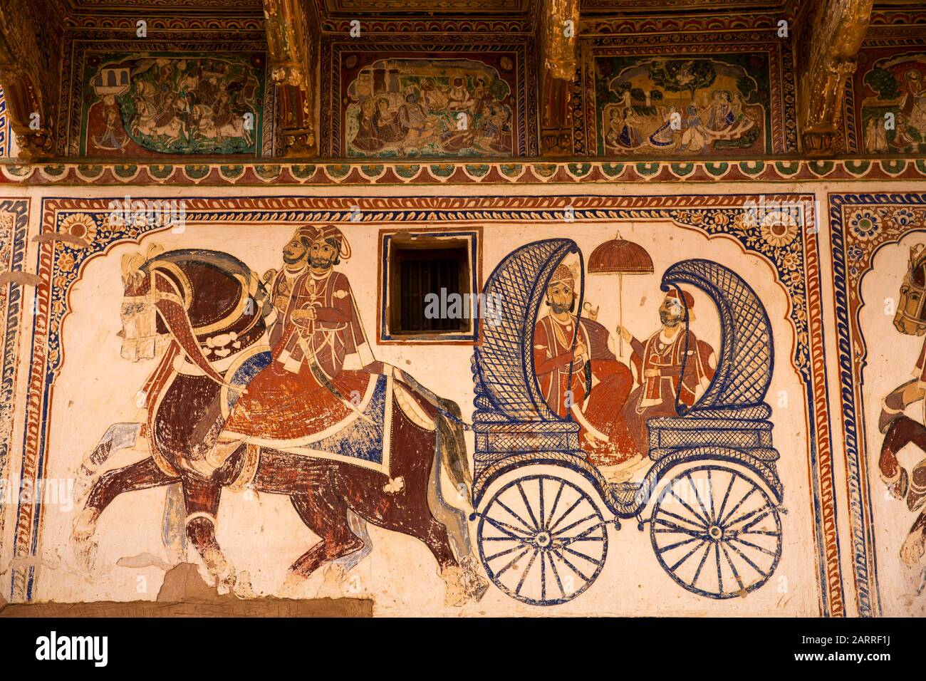 Inde, Rajasthan, Shekhawati, Nawalgarh, Aath Haveli Complexe, peinture d'hommes dans le calèche décorant le mur de Haveli Banque D'Images
