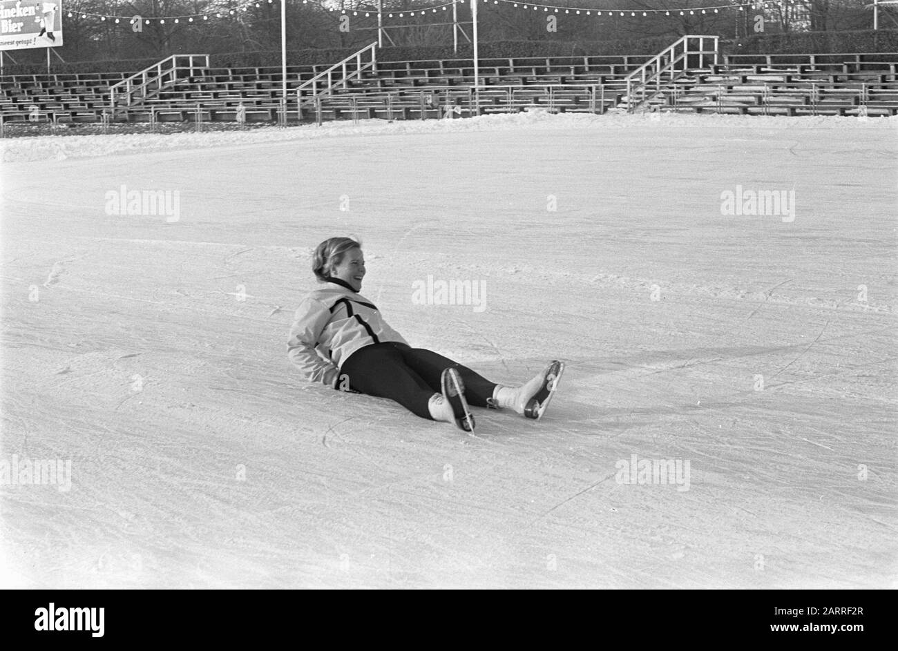 Compétitions de patinage Pays-Bas Comedy sur la piste Jaap Eden. Pour Kitty Janssen il s'agissait d'un procès et d'une erreur 3 Date: 8 janvier 1968 lieu: Pays-Bas mots clés: Compétitions, patinage, sport Nom De La Personne: Eden, Jaap, Kitty Janssen Banque D'Images