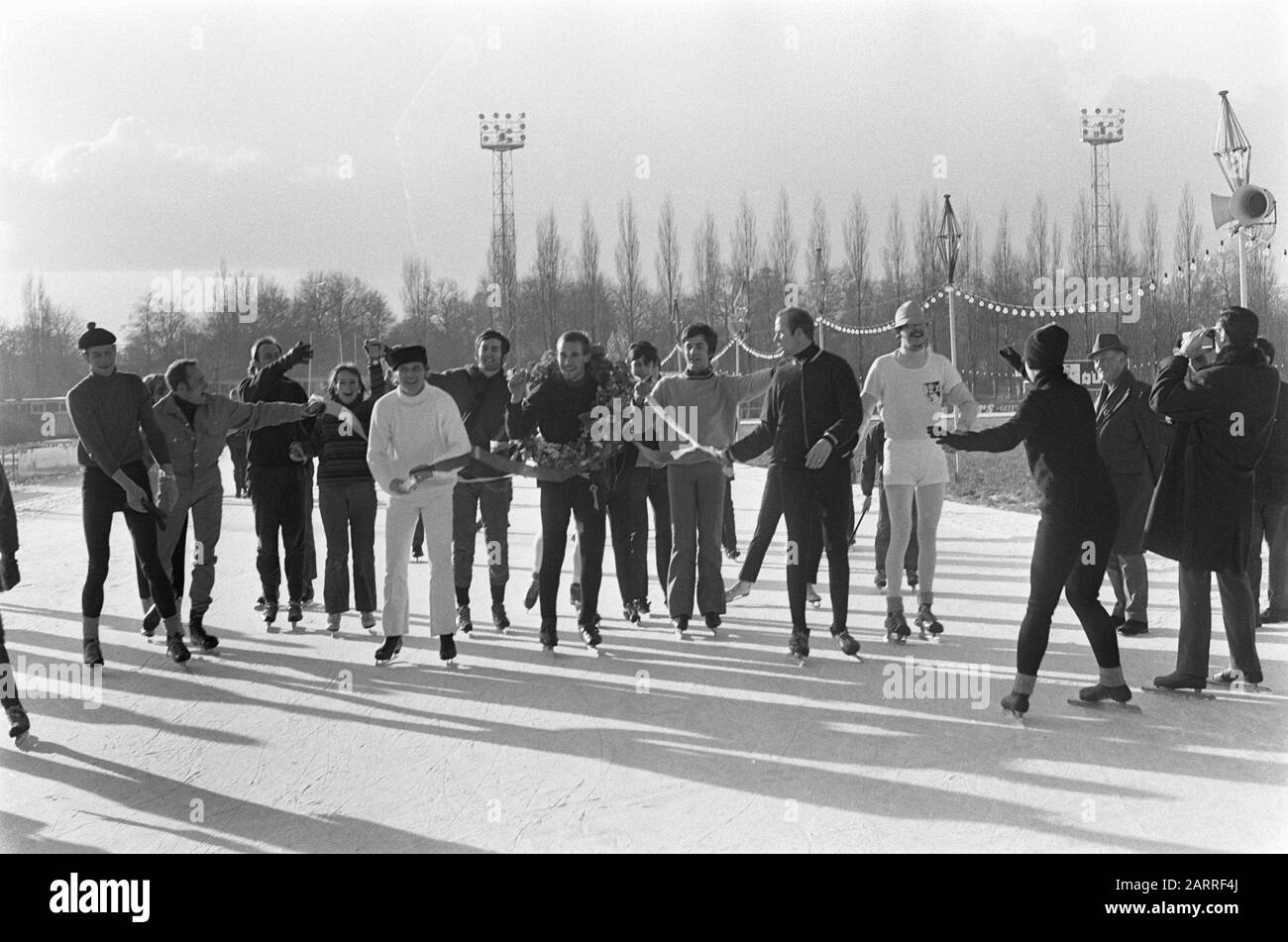 Compétitions de patinage Pays-Bas Comedy sur la piste Jaap Eden. Pour Kitty Janssen il s'agissait d'un procès et d'une erreur 3 Date: 8 janvier 1968 lieu: Pays-Bas mots clés: Compétitions, patinage, sport Nom De La Personne: Eden, Jaap, Kitty Janssen Banque D'Images