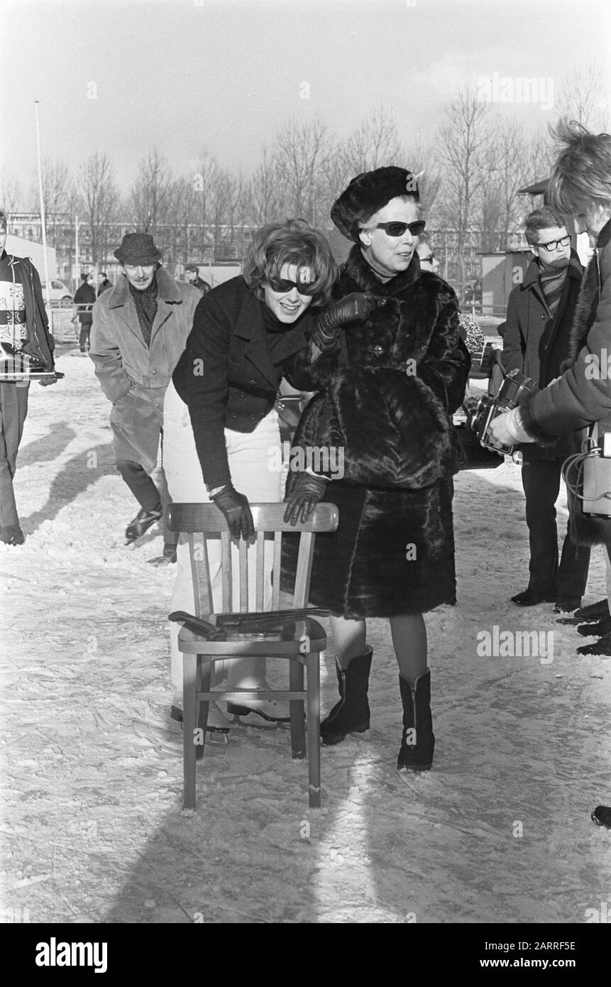 Compétitions de patinage Pays-Bas Comedy sur la piste Jaap Eden. Petra Laseur derrière le siège est aidé par Mary Dresselhuys Date: 8 janvier 1968 lieu: Amsterdam, Pays-Bas mots clés: Compétitions, patinage, sports, chaises Nom personnel: Dresselhuys, Mary, Laseur, Petra Banque D'Images
