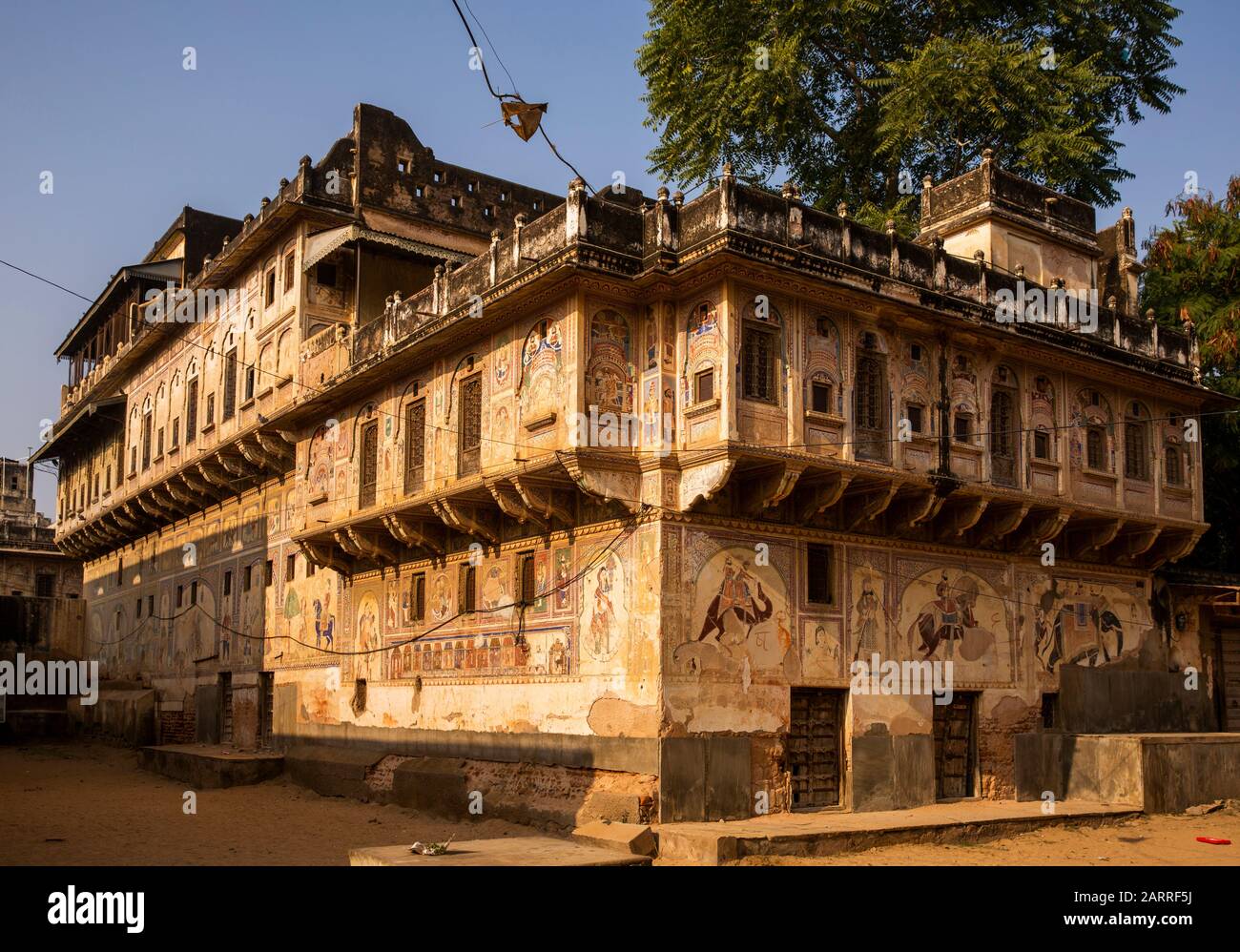 Inde, Rajasthan, Shekhawati, Nawalgarh, complexe Aath Haveli, hablei avec fenêtres suspendues Banque D'Images