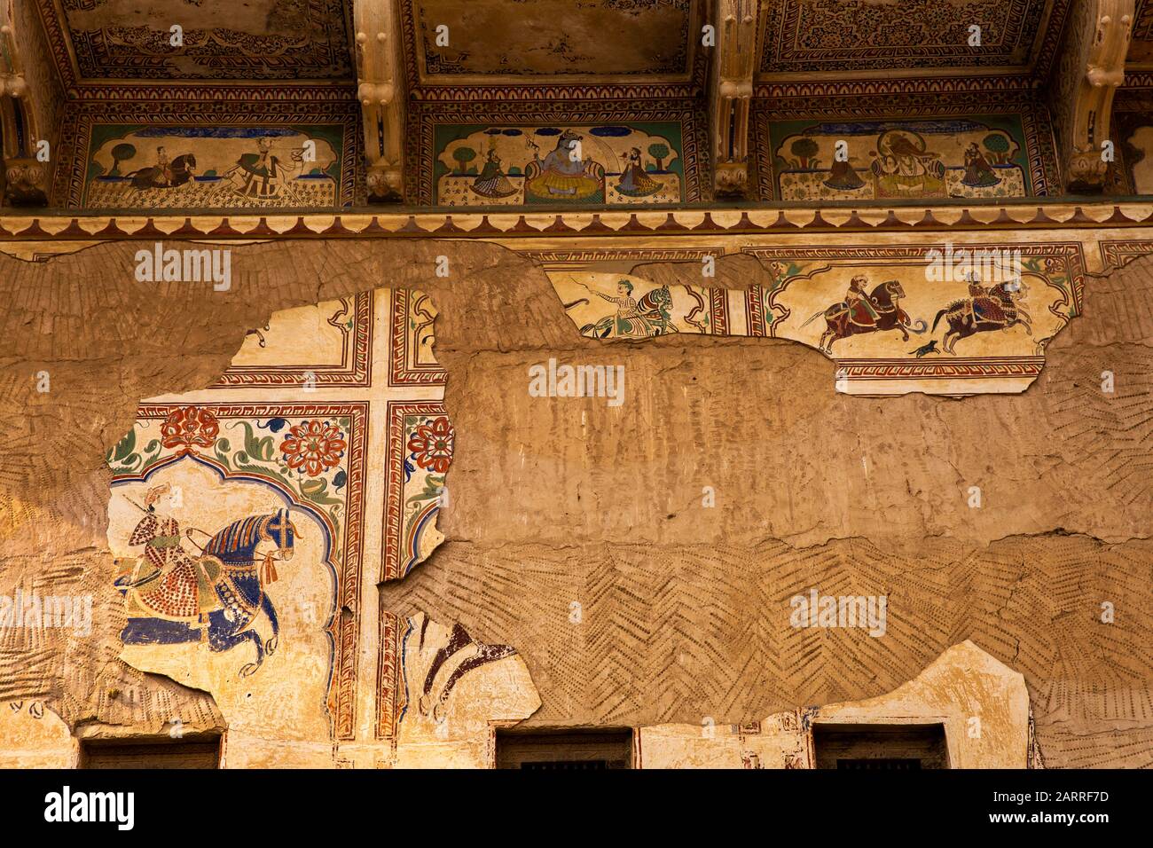 Inde, Rajasthan, Shekhawati, Nawalgarh, complexe Aath Haveli, détérioration de la décoration murale peinte Banque D'Images