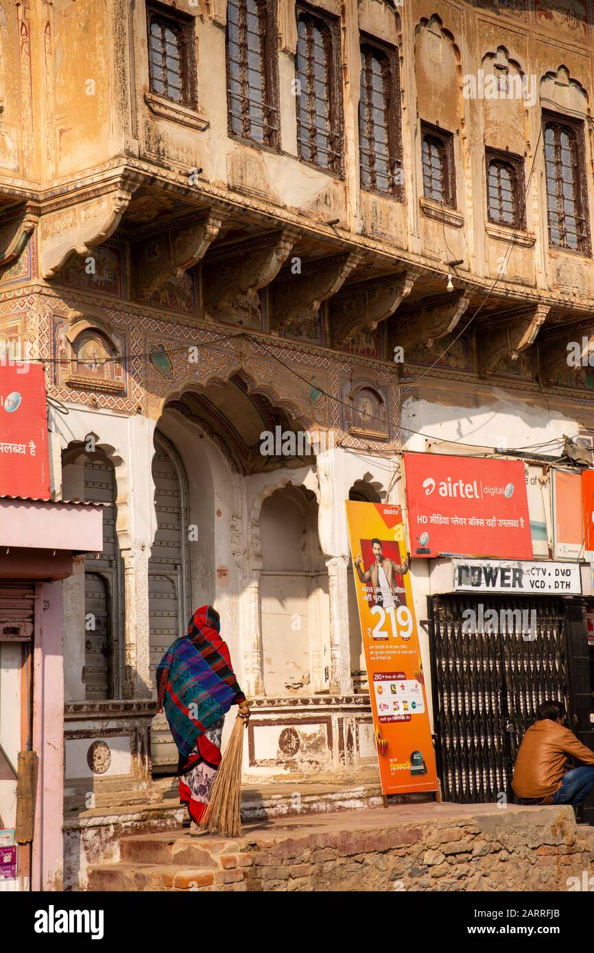 Inde, Rajasthan, Shekhawati, Nawalgarh, Kothi Road, femme à l'ancienne entrée privée de la haveli Banque D'Images