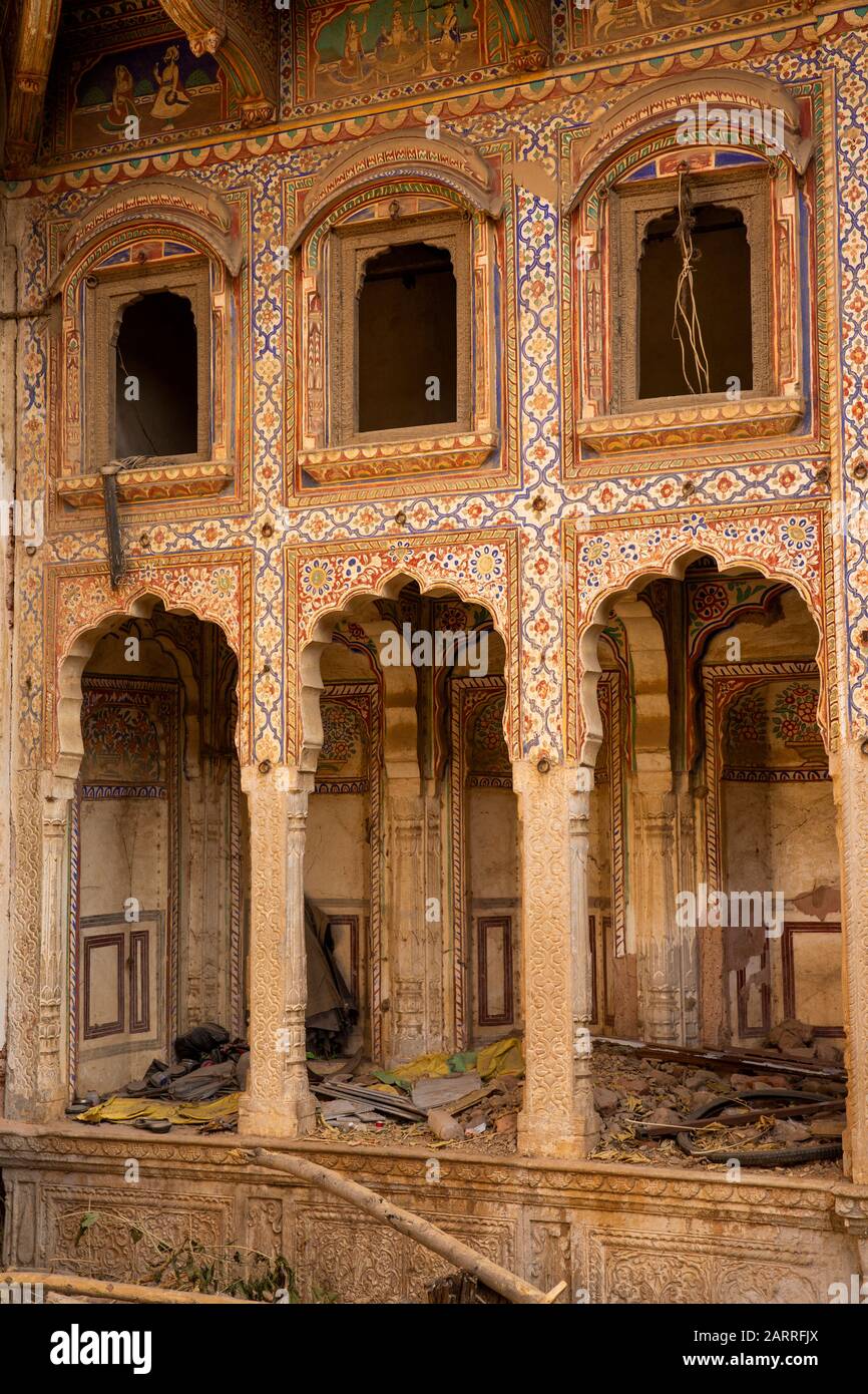 Inde, Rajasthan, Shekhawati, Nawalgarh, Nayabazaar, décoration extérieure de la cour de Haveli en mauvais état Banque D'Images