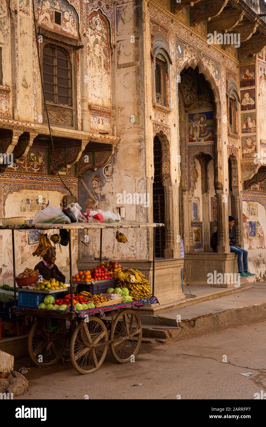 Inde, Rajasthan, Shekhawati, Nawalgarh, Kothi Road, Nayabazaar, Stalle À L'Extérieur De L'Entrée De Kamal Morarka Haveli Banque D'Images