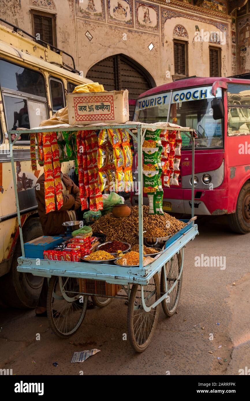 Inde, Rajasthan, Shekhawati, Nawalgarh, Kothi Road, Nayabazaar, décrochage et bus avec un mauvais signe anglais à l'extérieur de Kamal Morarka Haveli Banque D'Images