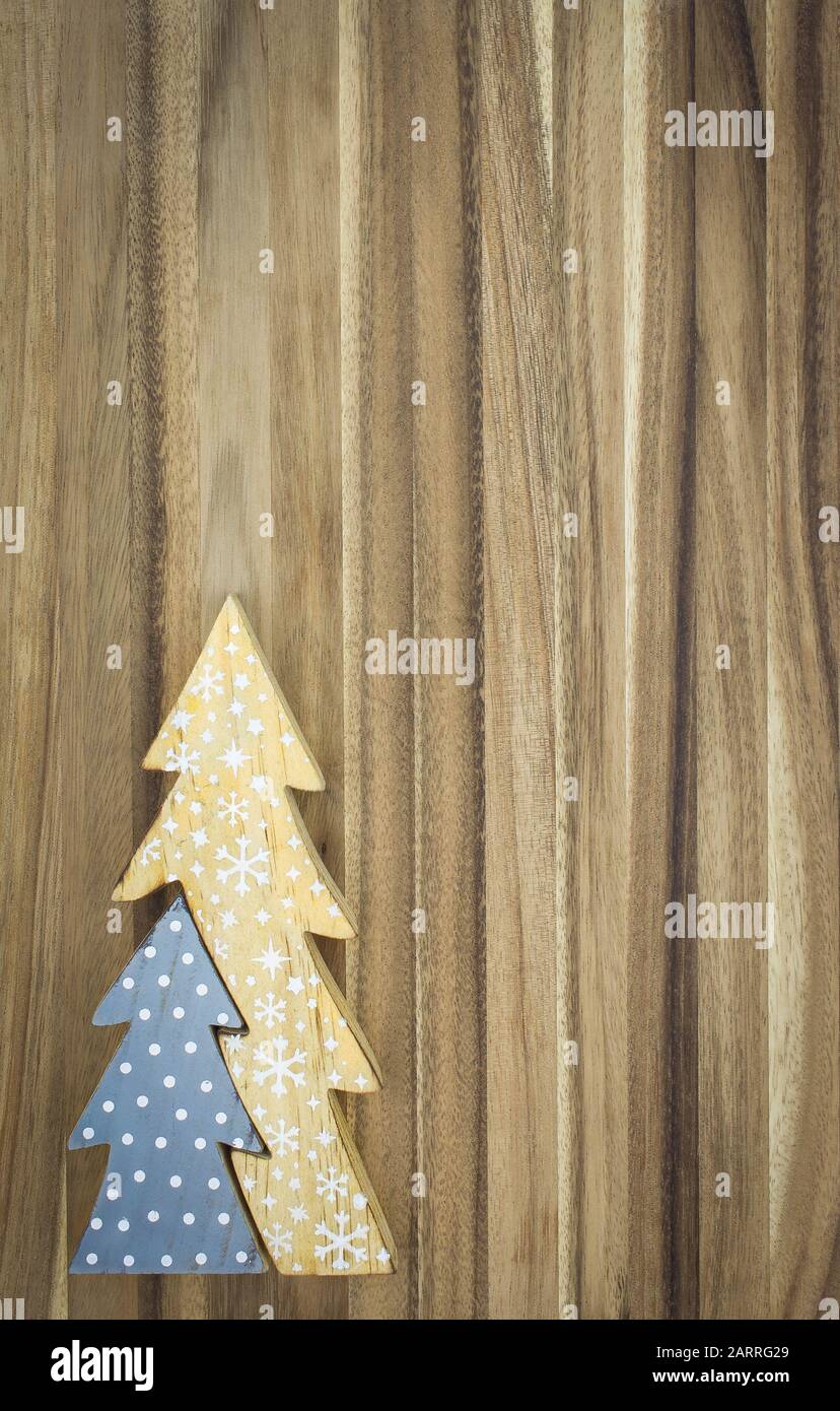 Vue de dessus des Arbres de Noël en bois sur un fond en bois Fond En Bas à gauche du cadre - Chambre pour le texte Banque D'Images