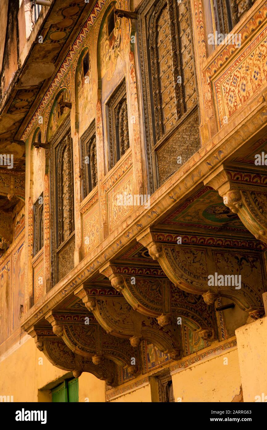 Inde, Rajasthan, Shekhawati, Nawalgarh, surplombant des fenêtres historiques décorées Haveli Banque D'Images
