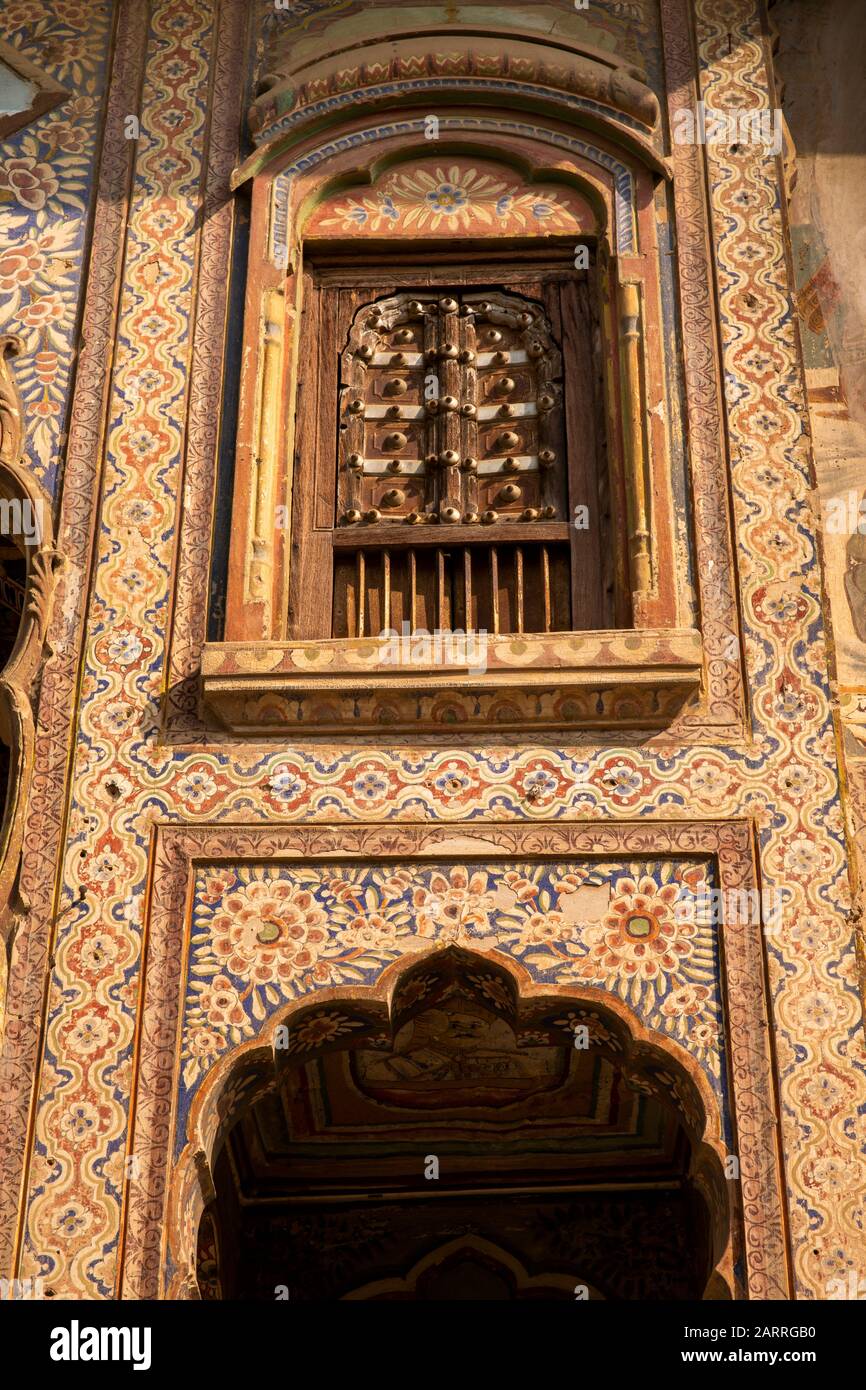 Inde, Rajasthan, Shekhawati, Nawalgarh, fenêtre et décoration peinte décorée au-dessus de la porte de Haveli Banque D'Images