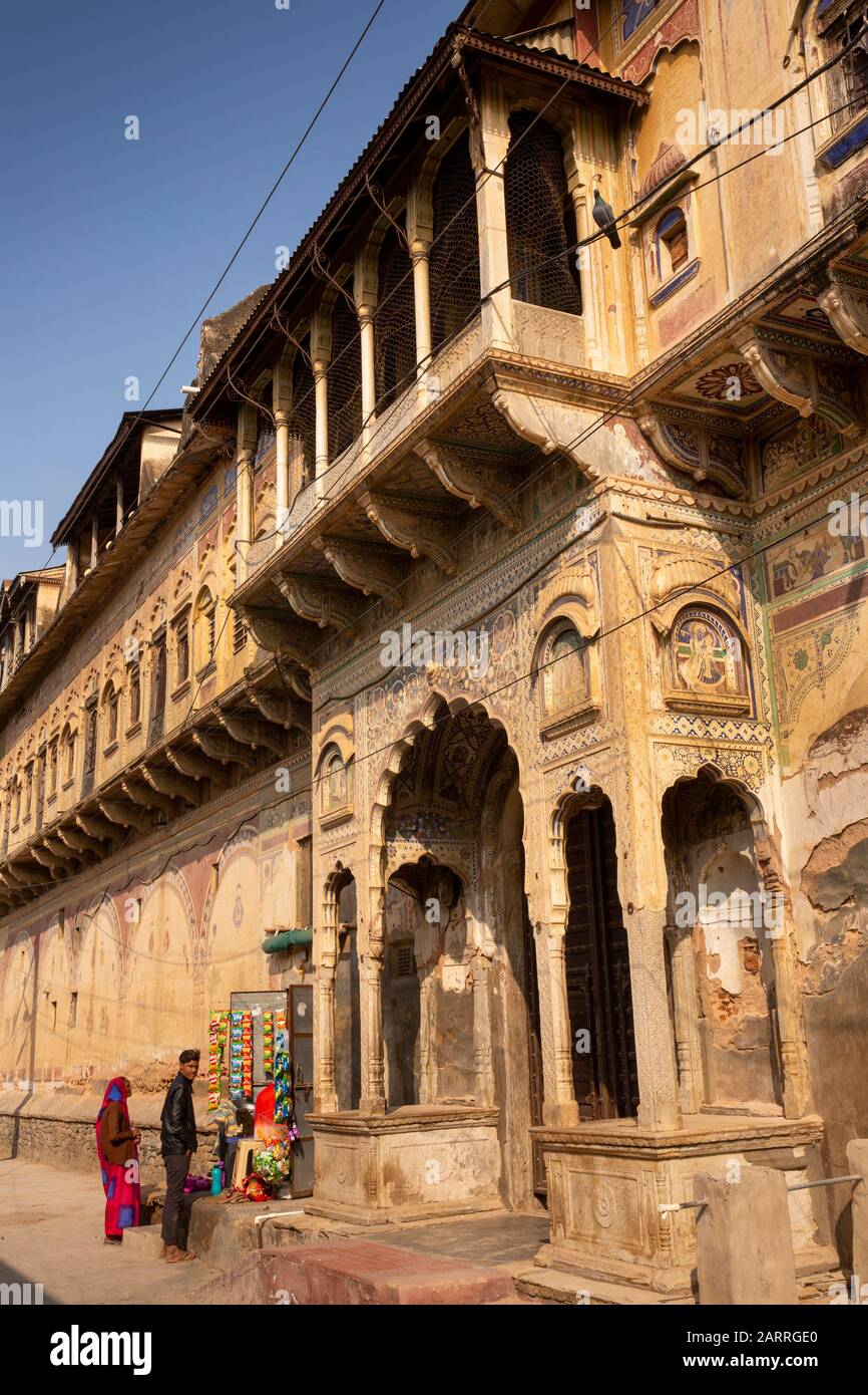 Inde, Rajasthan, Shekhawati, Nawalgarh, staller à l'extérieur de la porte de Chhauchharia Haveli Banque D'Images