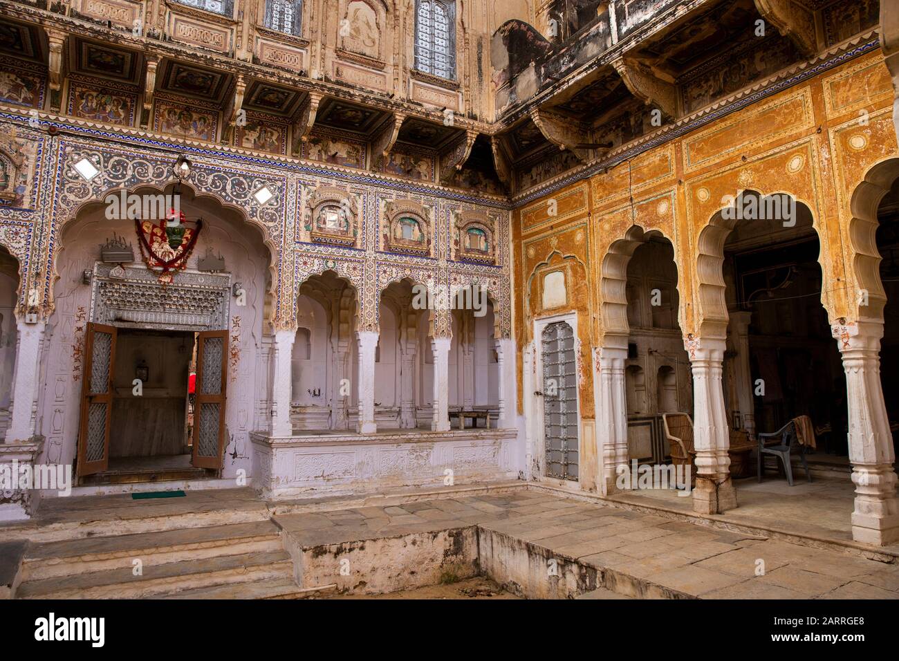 Inde, Rajasthan, Shekhawati, Nawalgarh, cour bien entretenue de haveli privé Banque D'Images