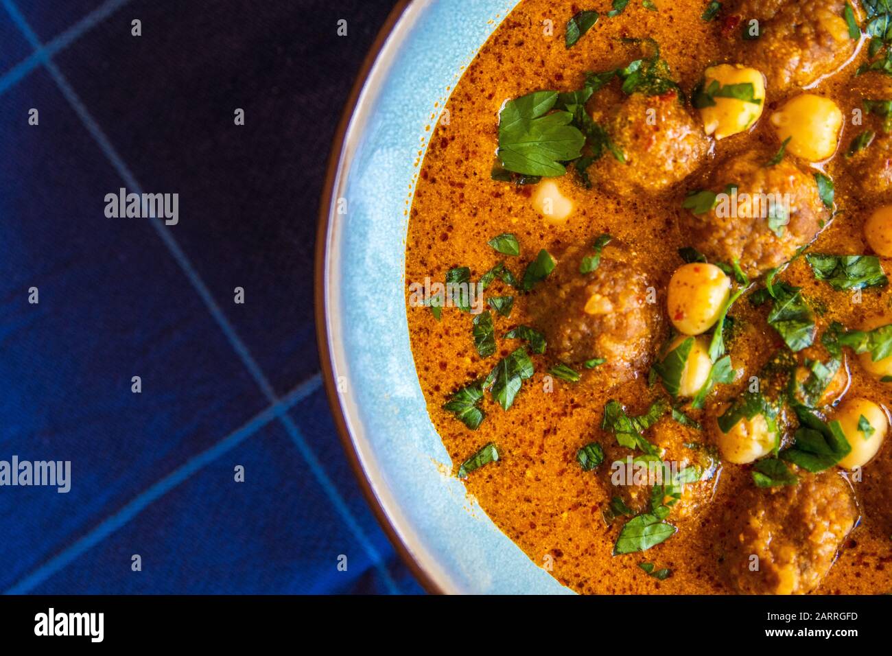 Prise de vue aérienne d'un bol de soupe de meatball aux herbes Banque D'Images