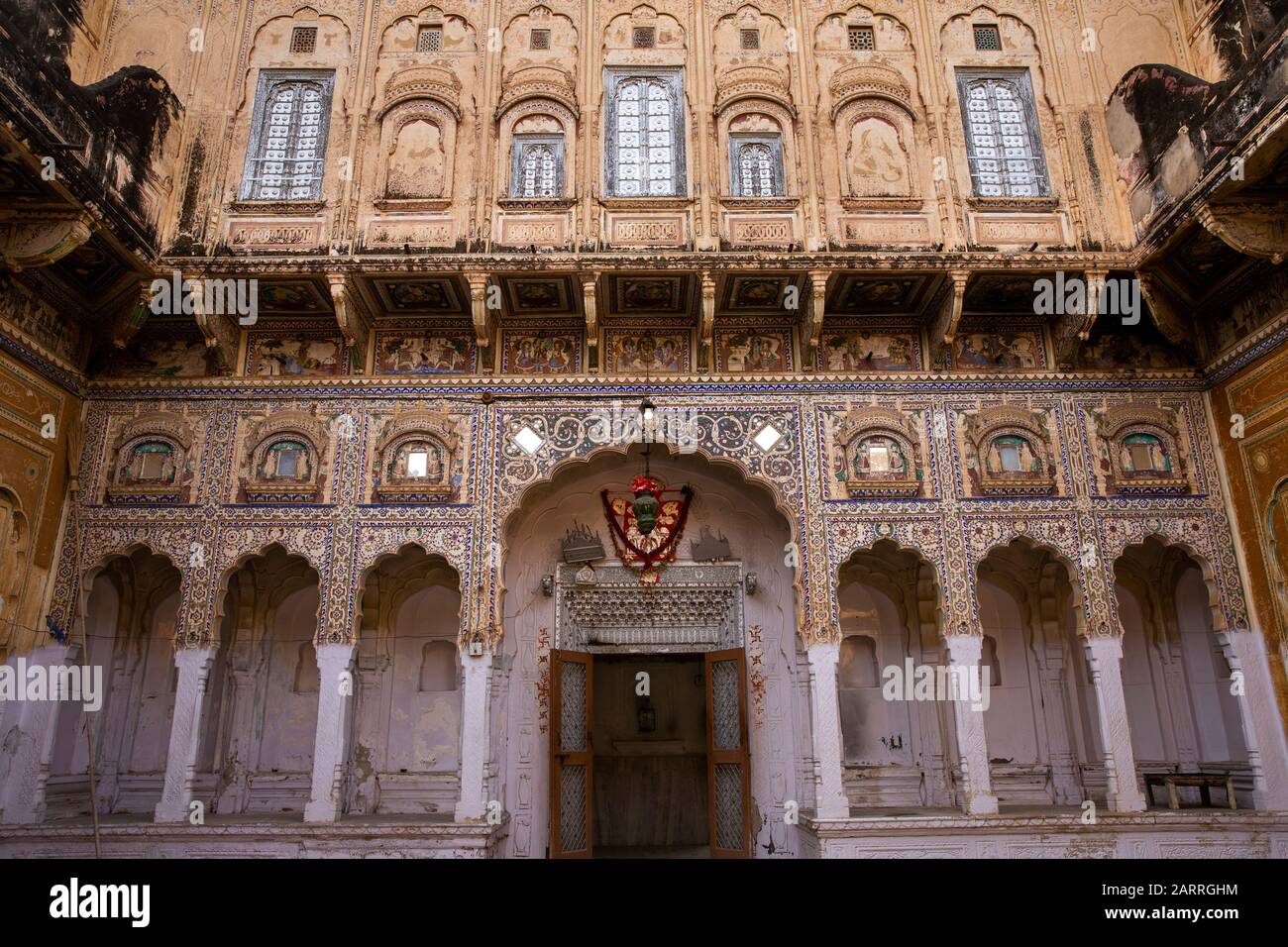 Inde, Rajasthan, Shekhawati, Nawalgarh, cour bien entretenue de haveli privé Banque D'Images